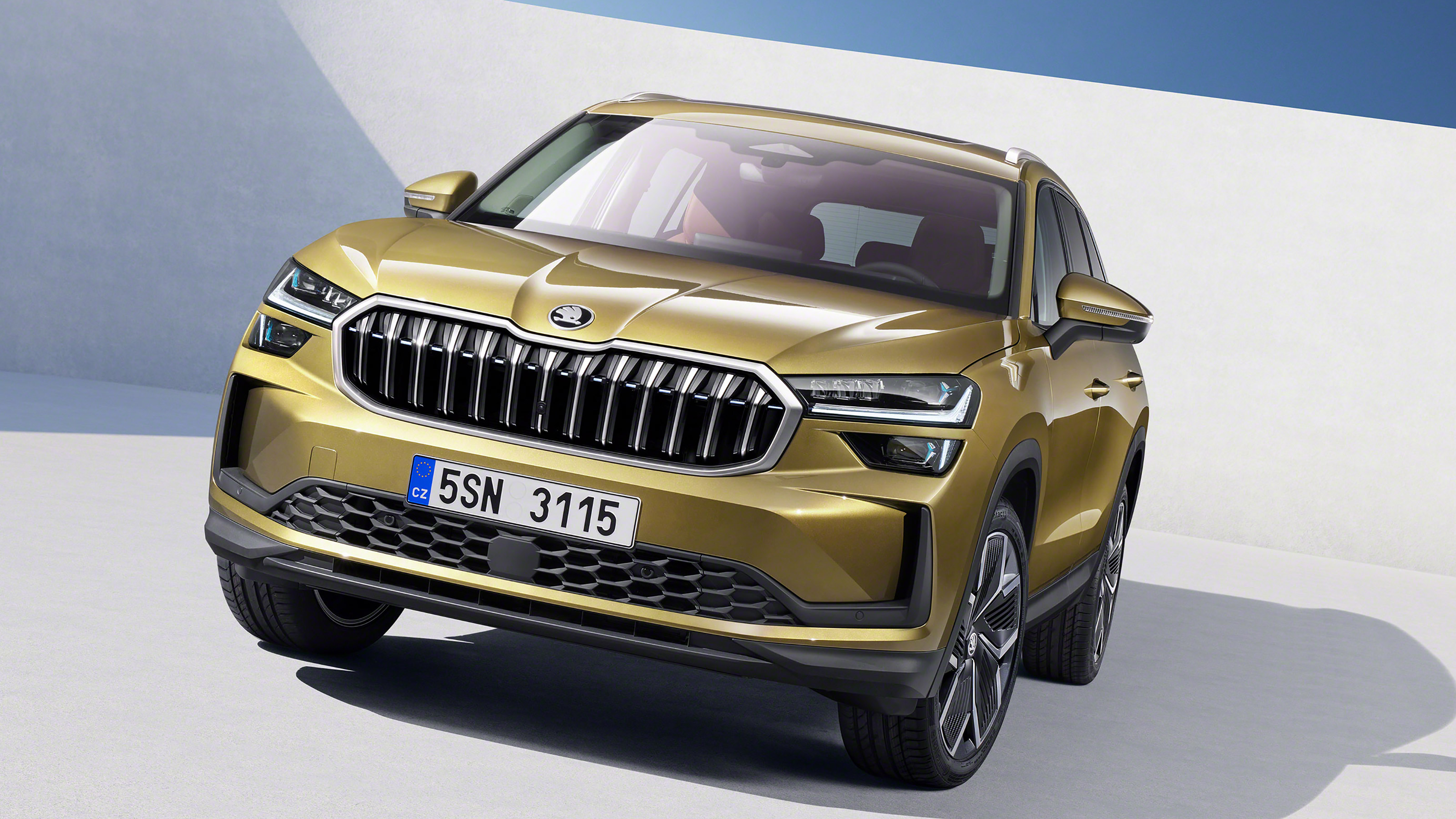 Skoda Kodiaq - front gold static