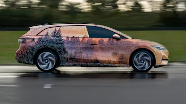 Volkswagen ID.7 Tourer - side action