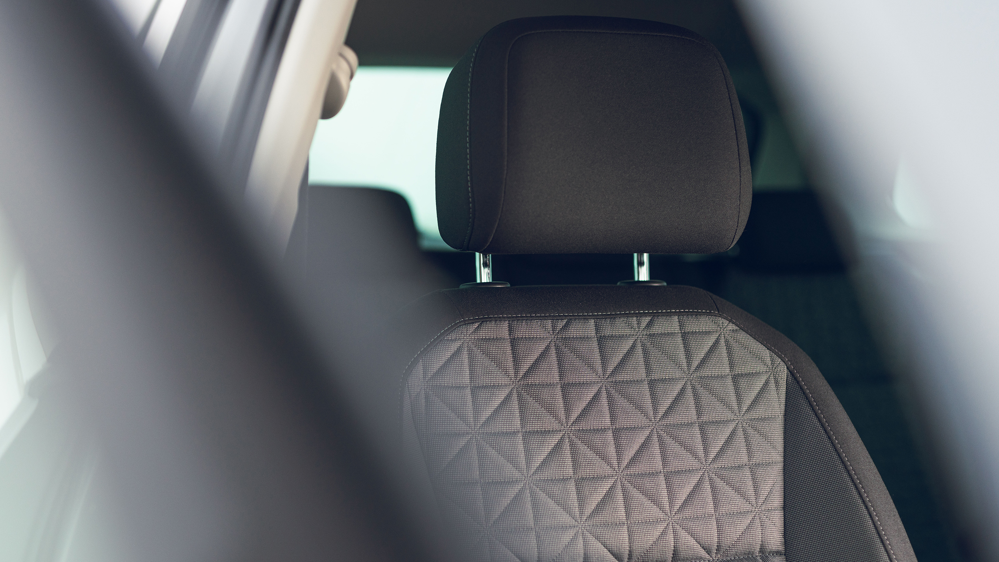 Volkswagen Tiguan Life - front headrest