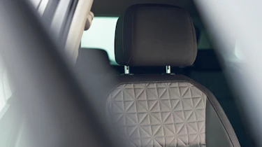 Volkswagen Tiguan Life - front headrest