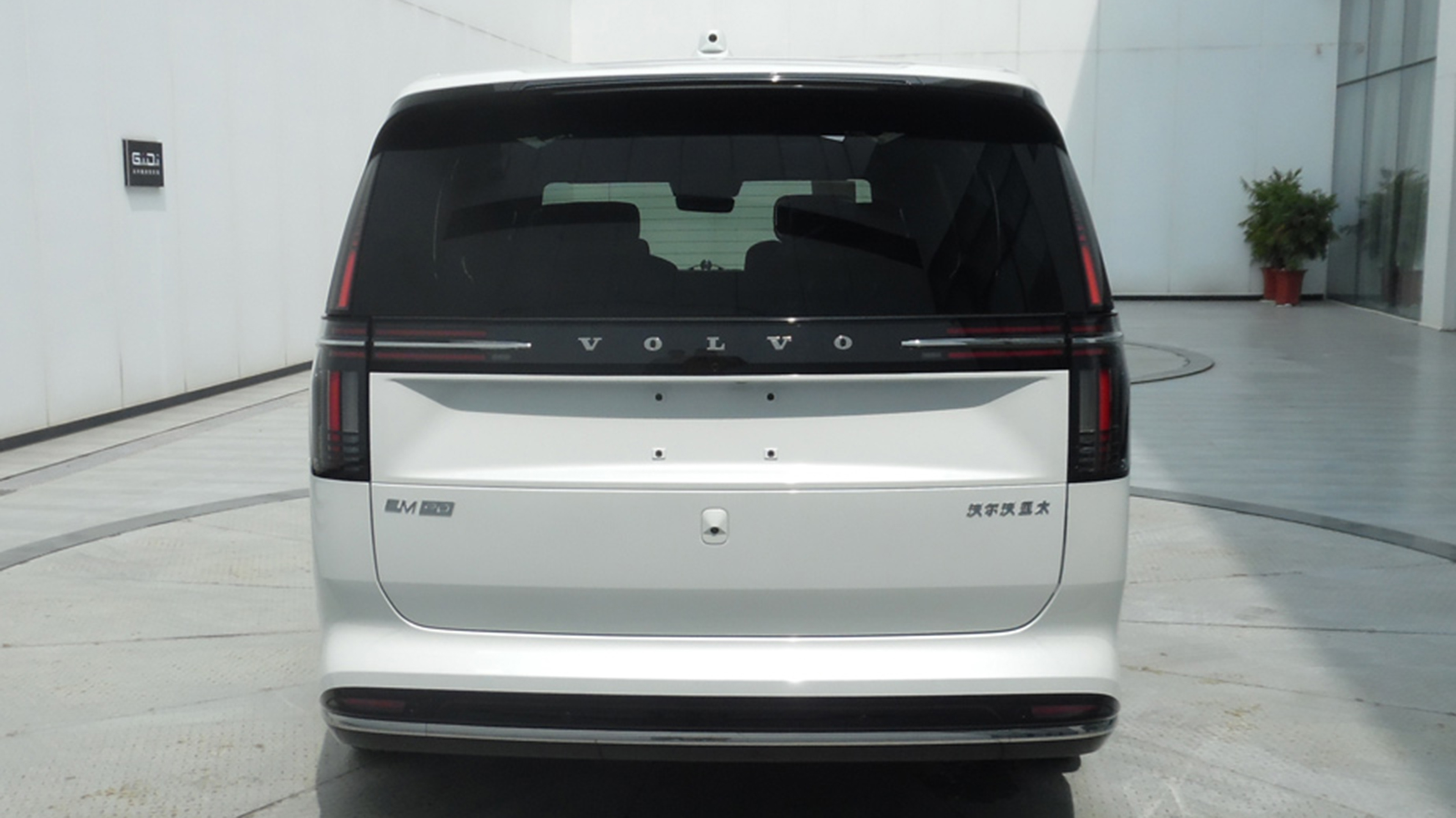Volvo EM90 - rear