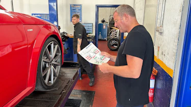 Auto Express special contributor Steve Sutcliffe discussing the Audi TT's damaged wheels with a technician