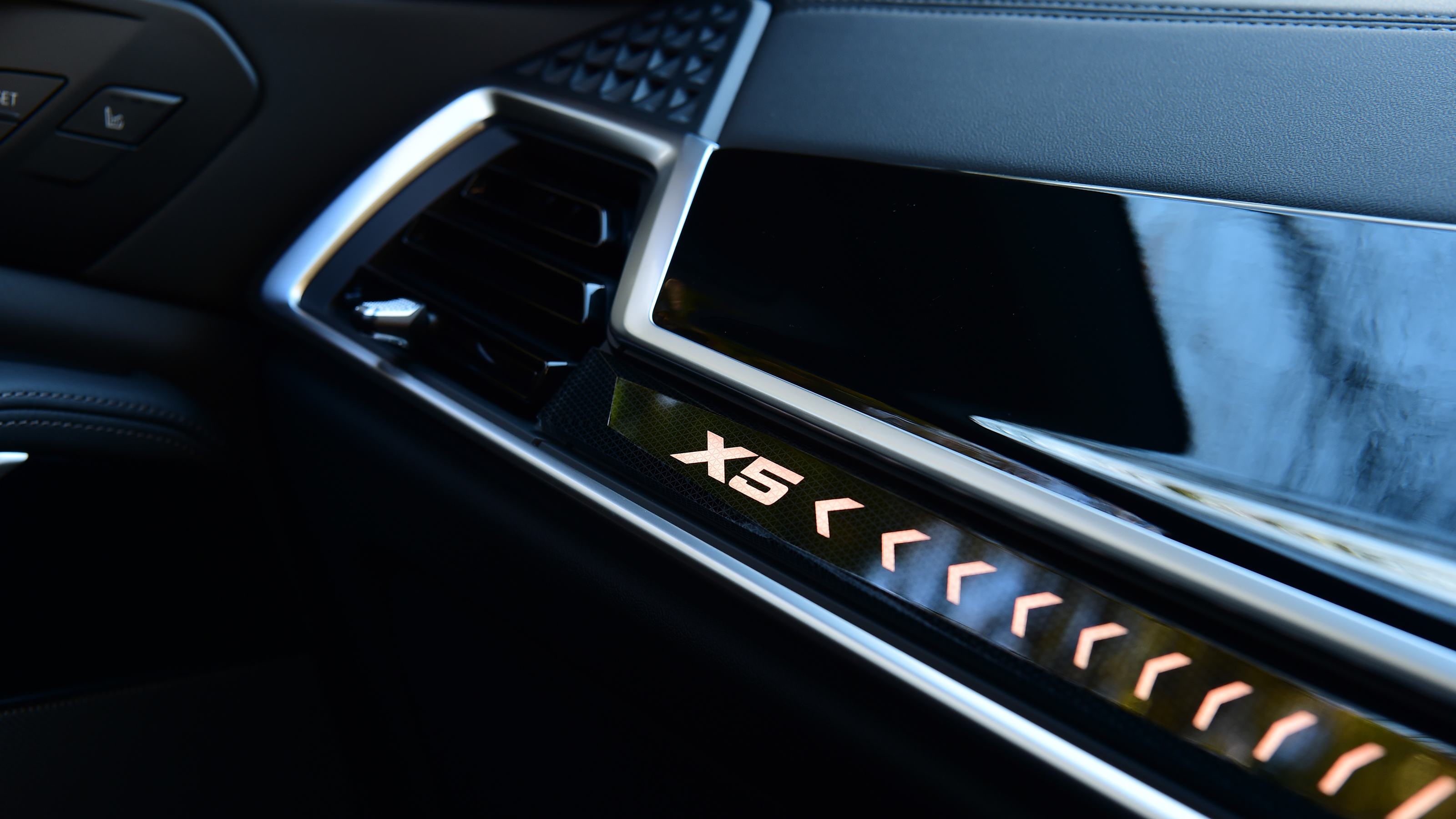 BMW X5 xDrive50e - 'X5' dashboard graphic