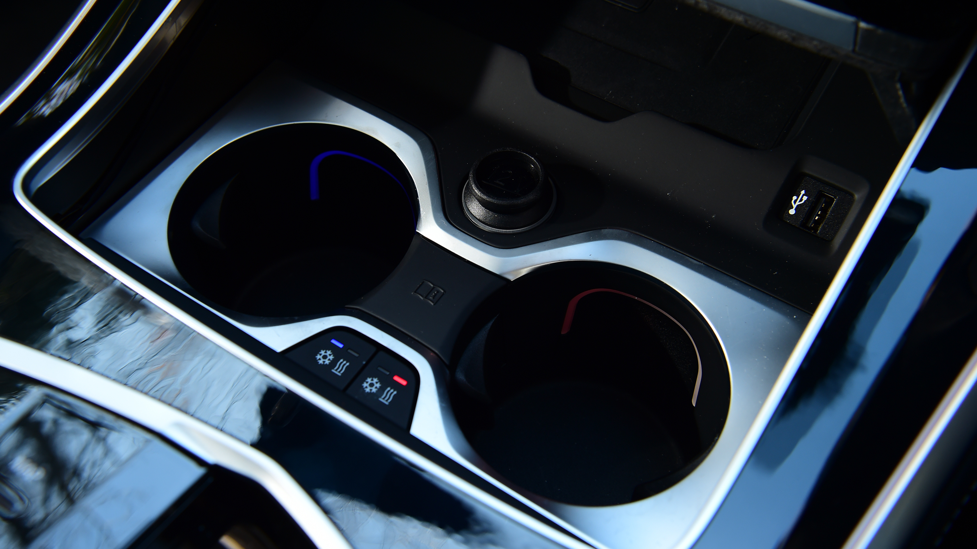 BMW X5 xDrive50e - cupholders