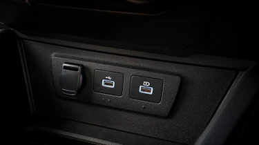 Dacia Duster Commercial - USB ports
