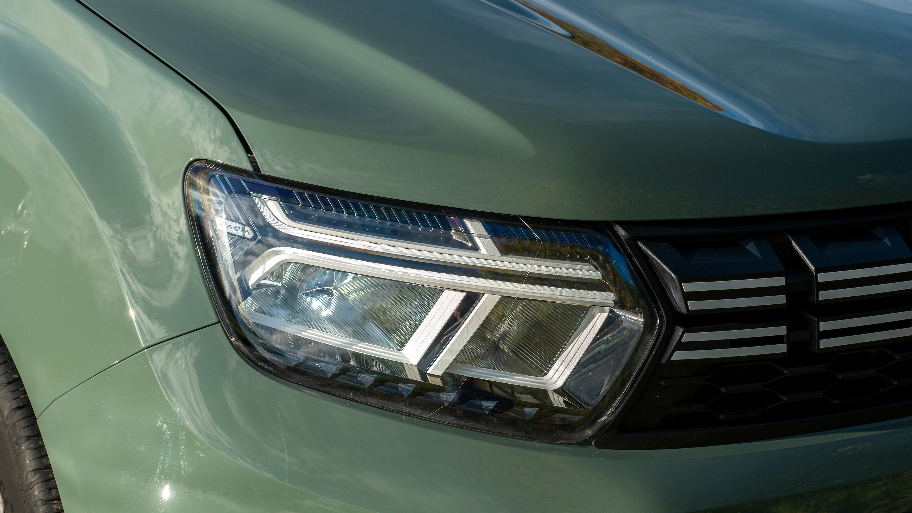 Dacia Duster Commercial - headlights 