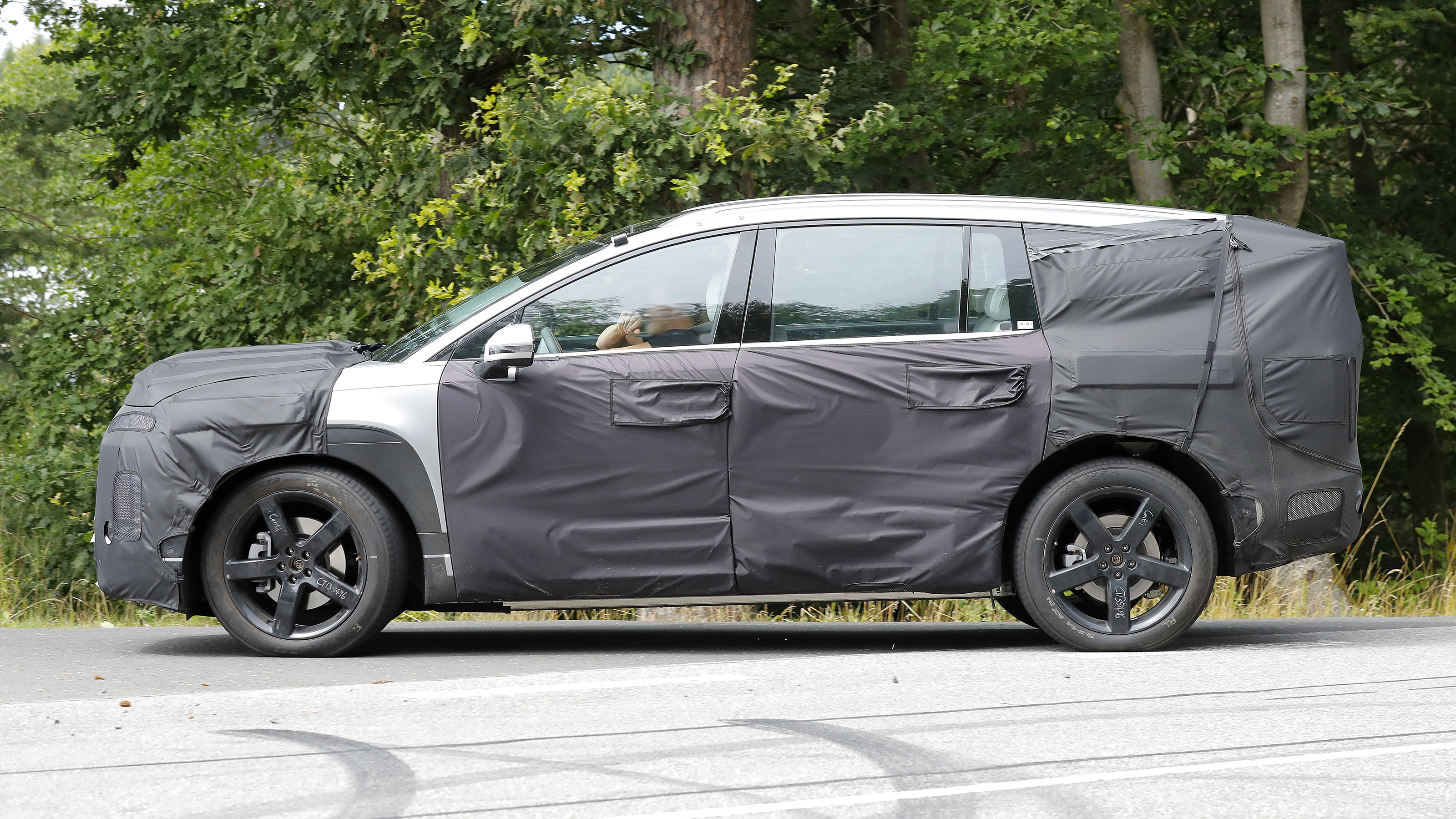 Hyundai Ioniq 9 (camouflaged) - side