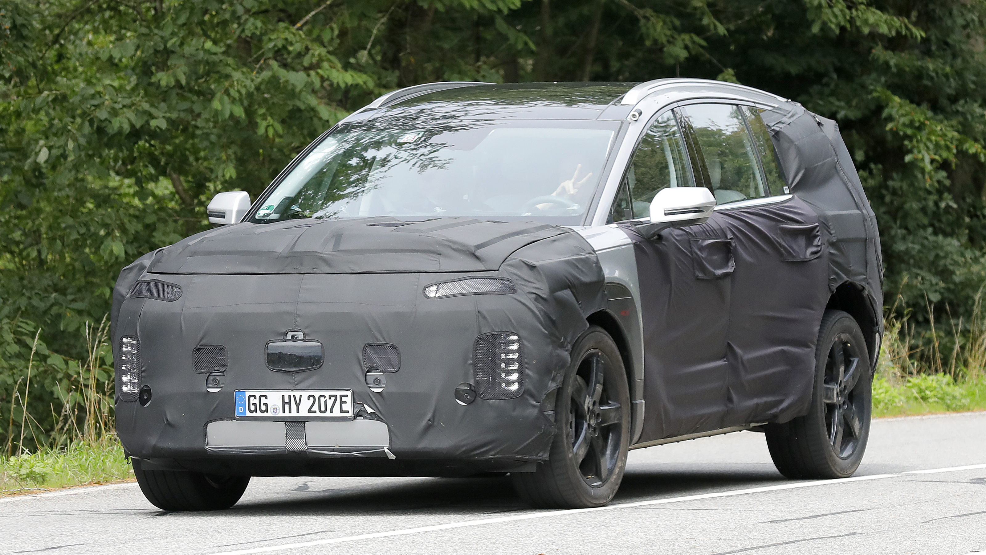 Hyundai Ioniq 9 (camouflaged) - front