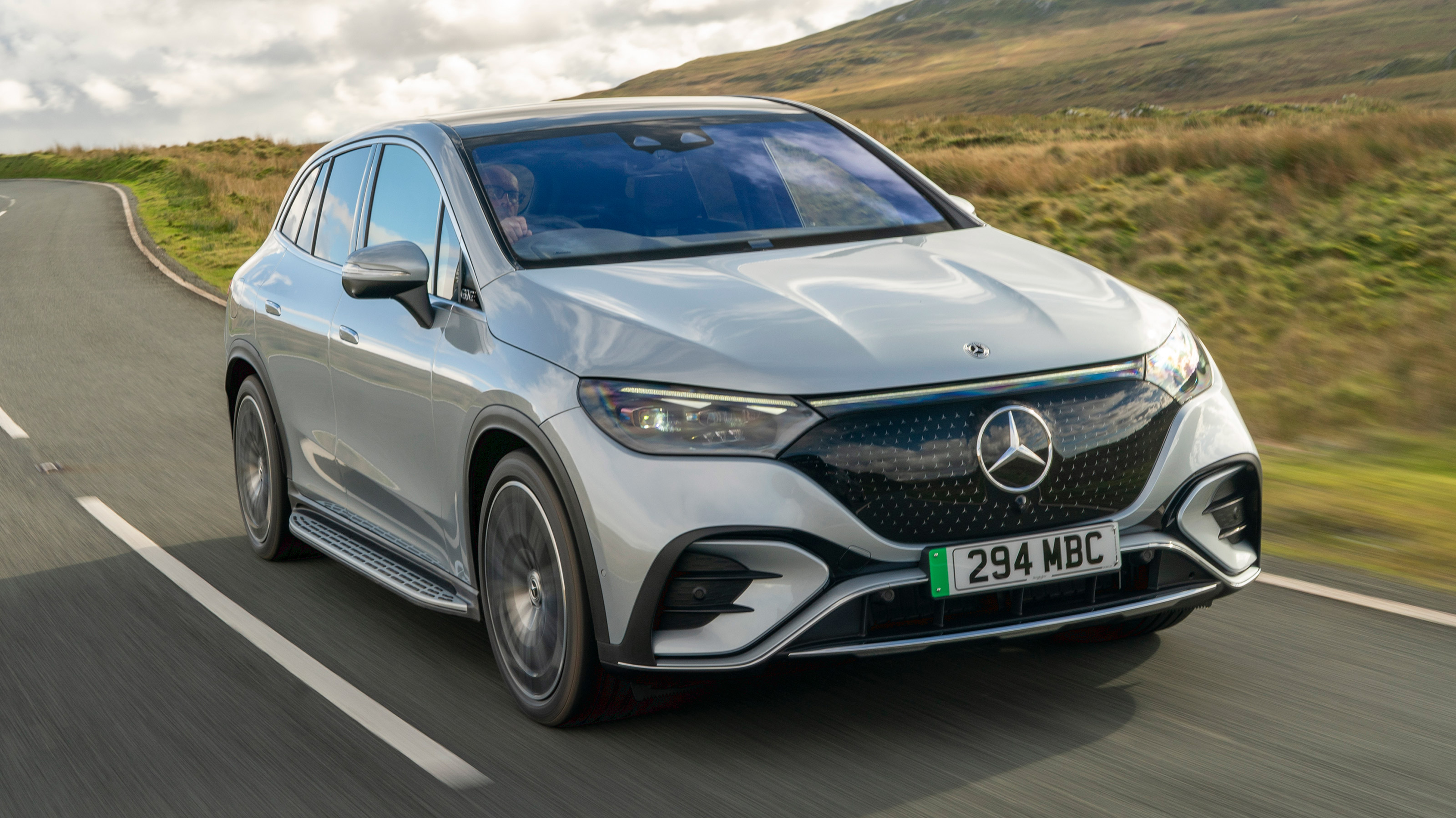 Mercedes EQE 350 SUV - front tracking