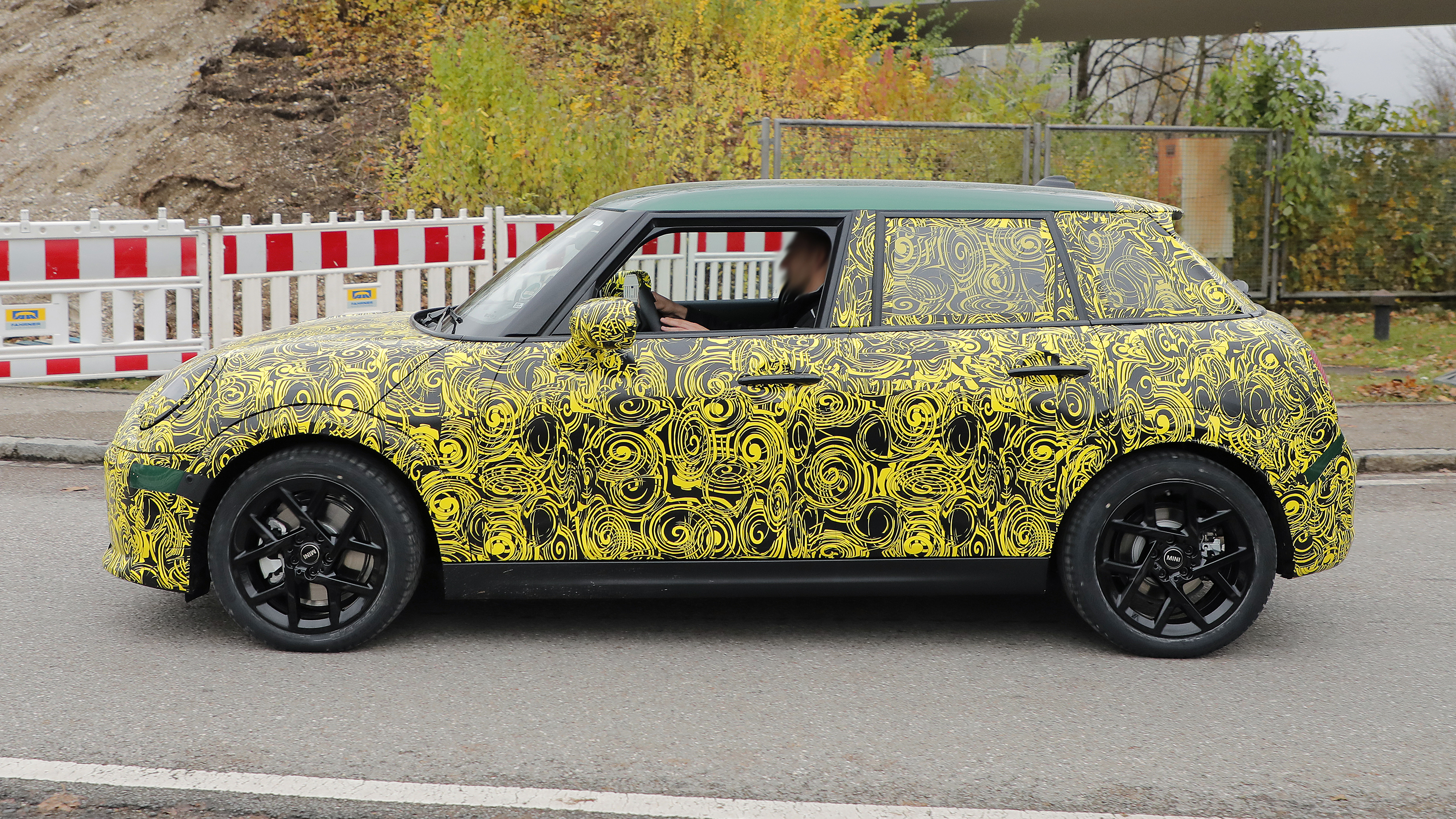 2024 MINI Cooper ICE - side 