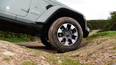 Jeep Wrangler - wheel on slope