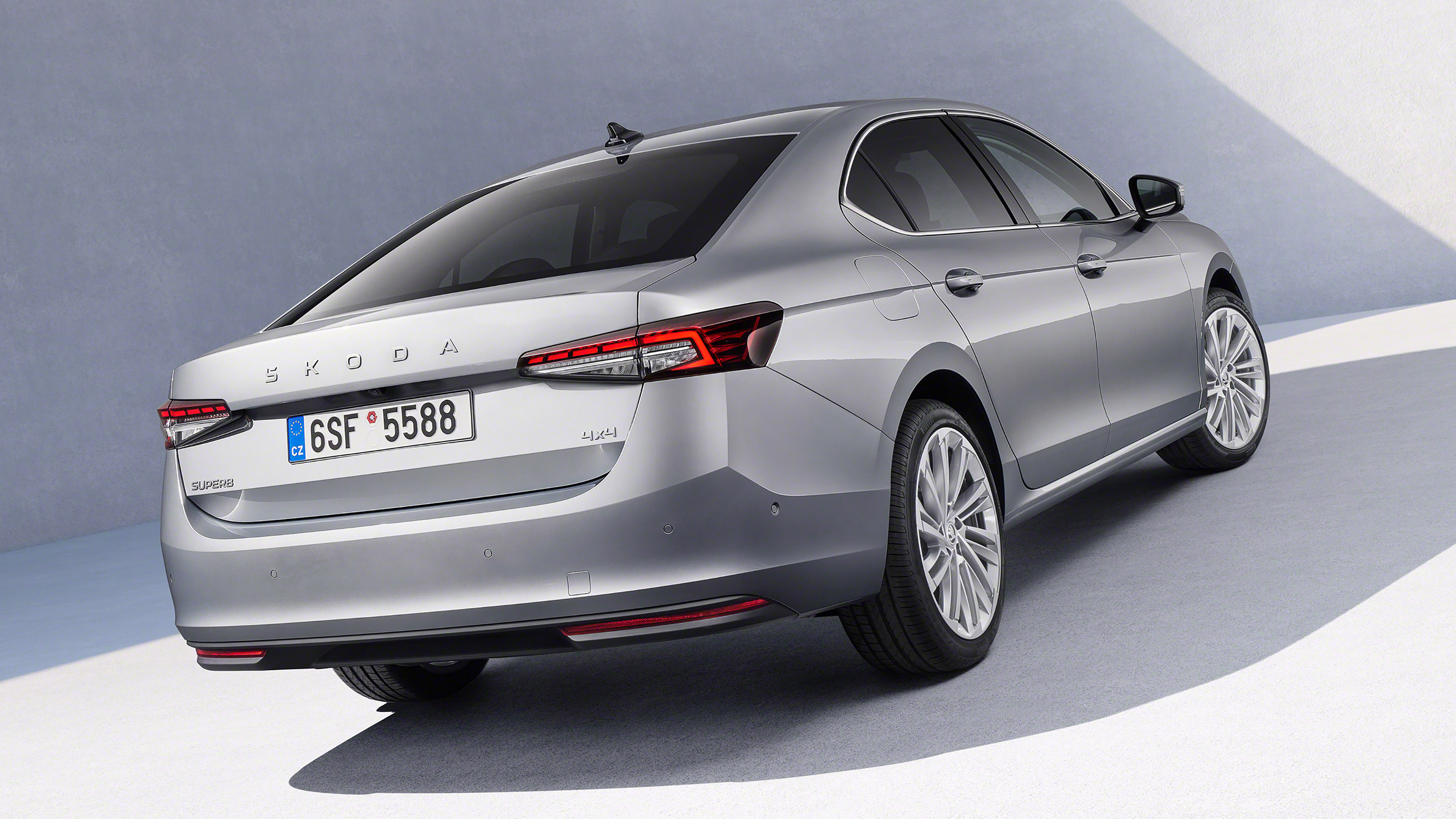 Skoda Superb - rear/side