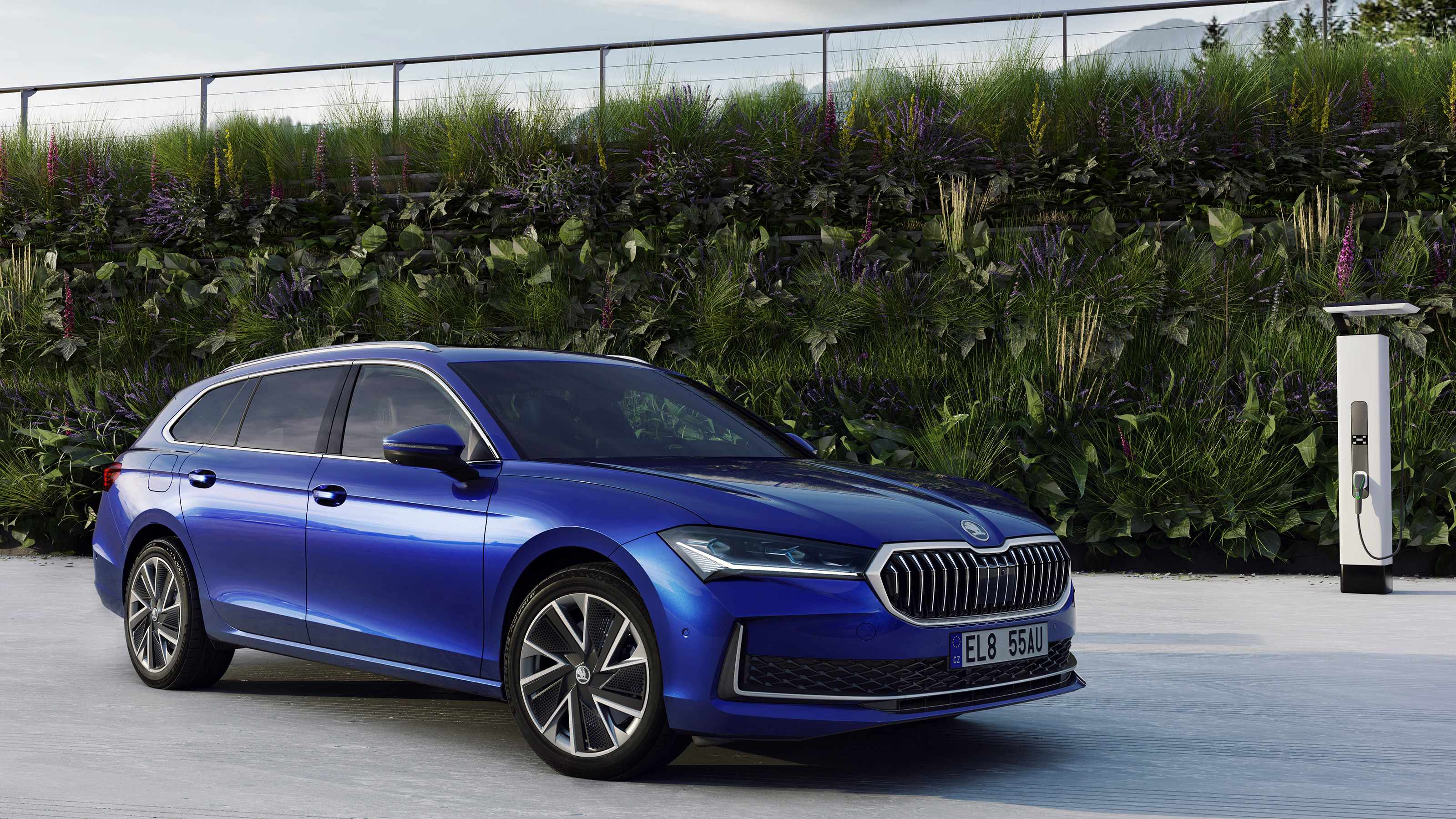 Skoda Superb Estate - front charging