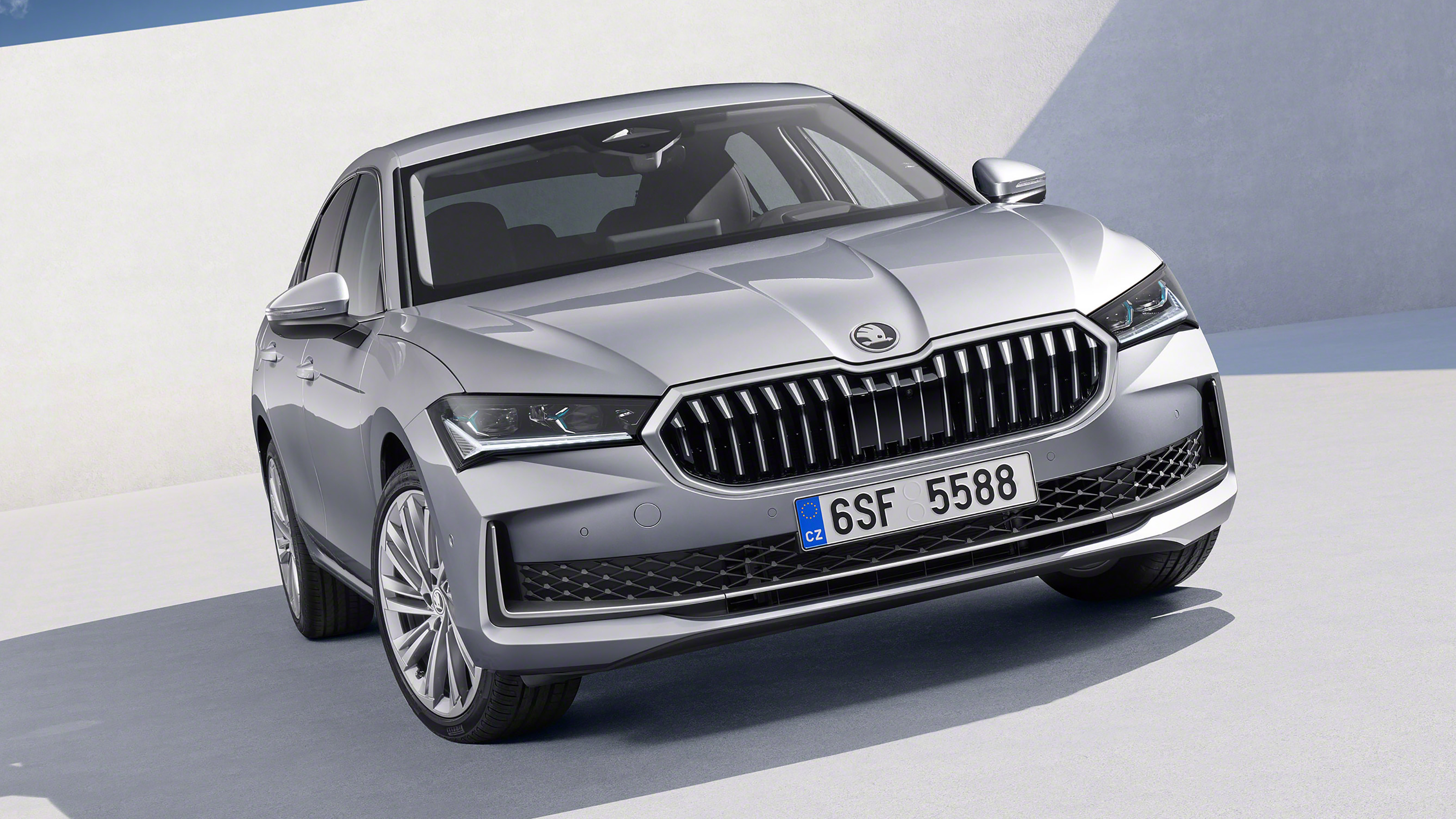 Skoda Superb - front static