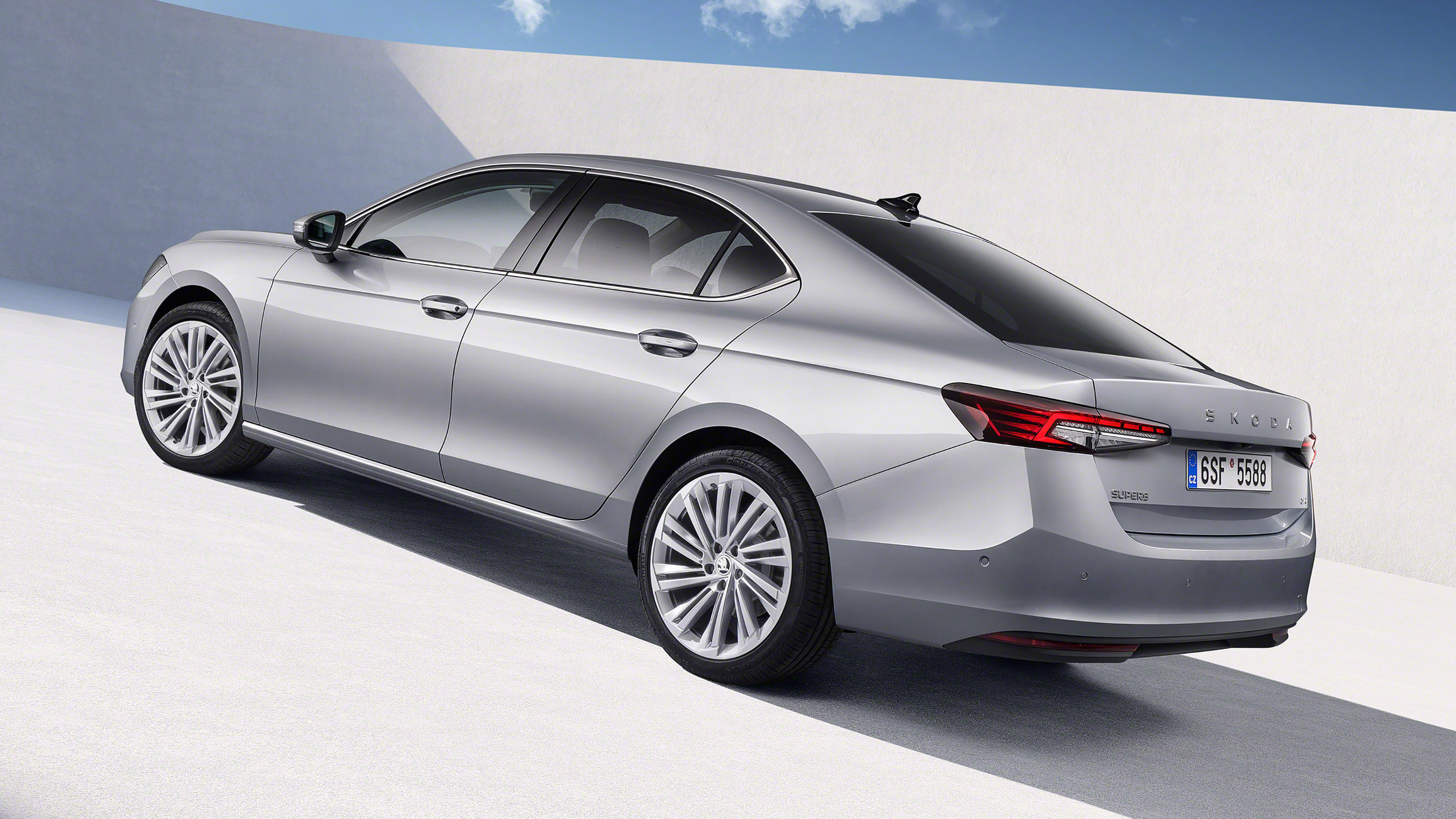 Skoda Superb - rear static