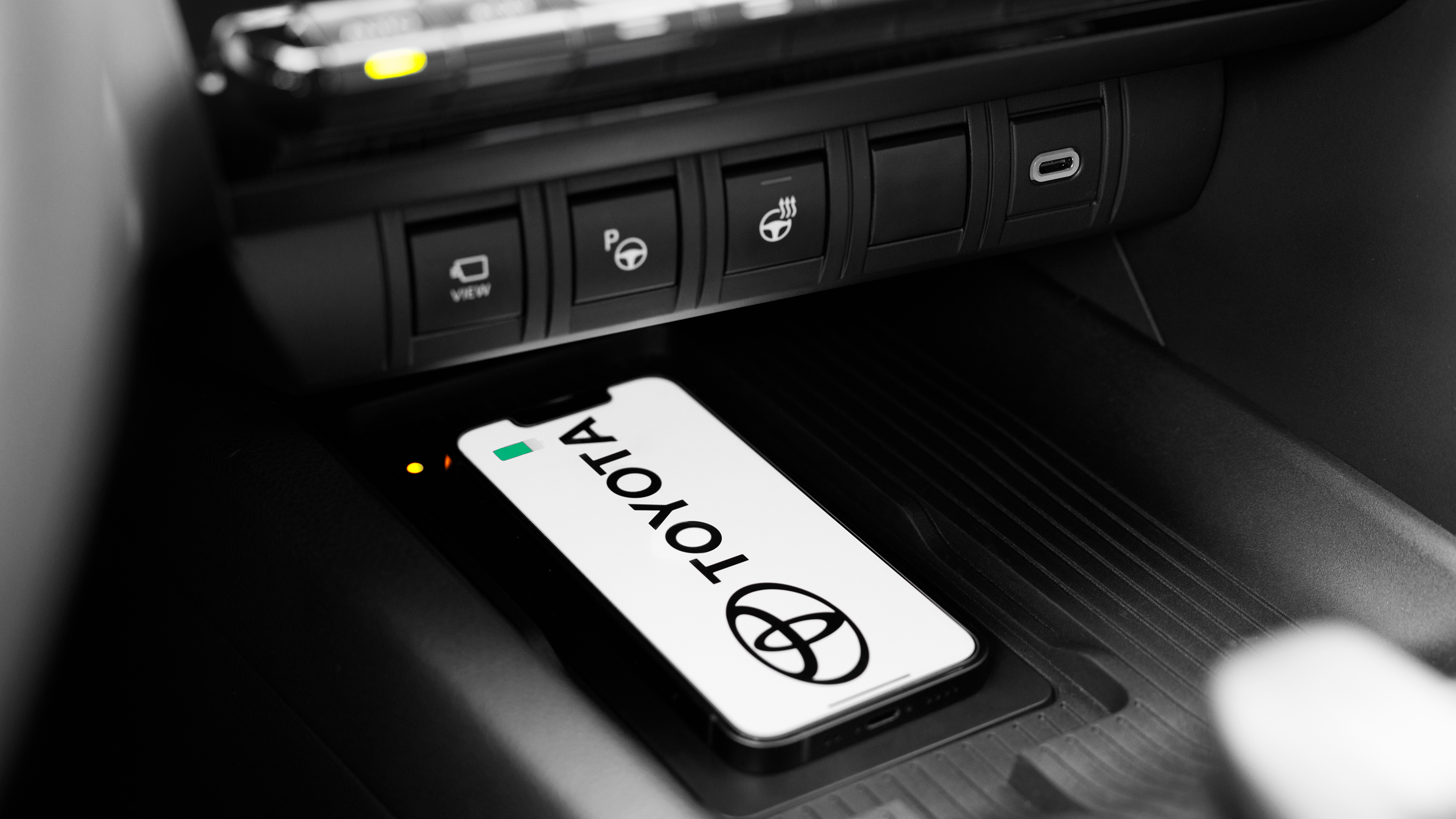Toyota C-HR - wireless charging pad