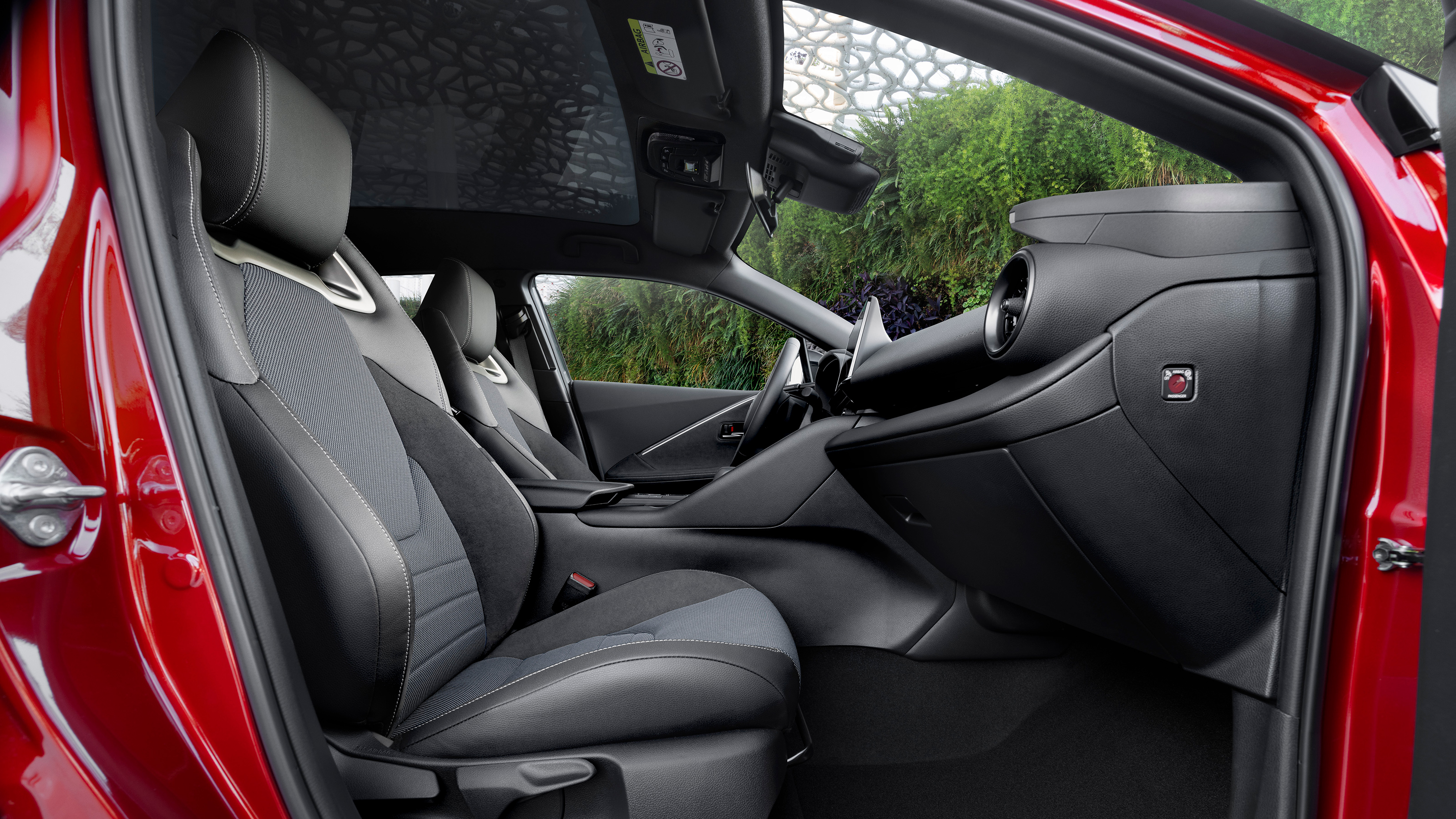 Toyota C-HR - front seats