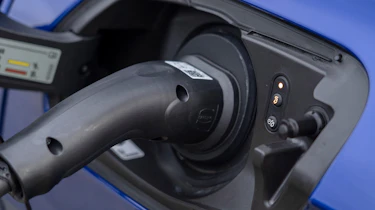Volkswagen Touareg R - charging