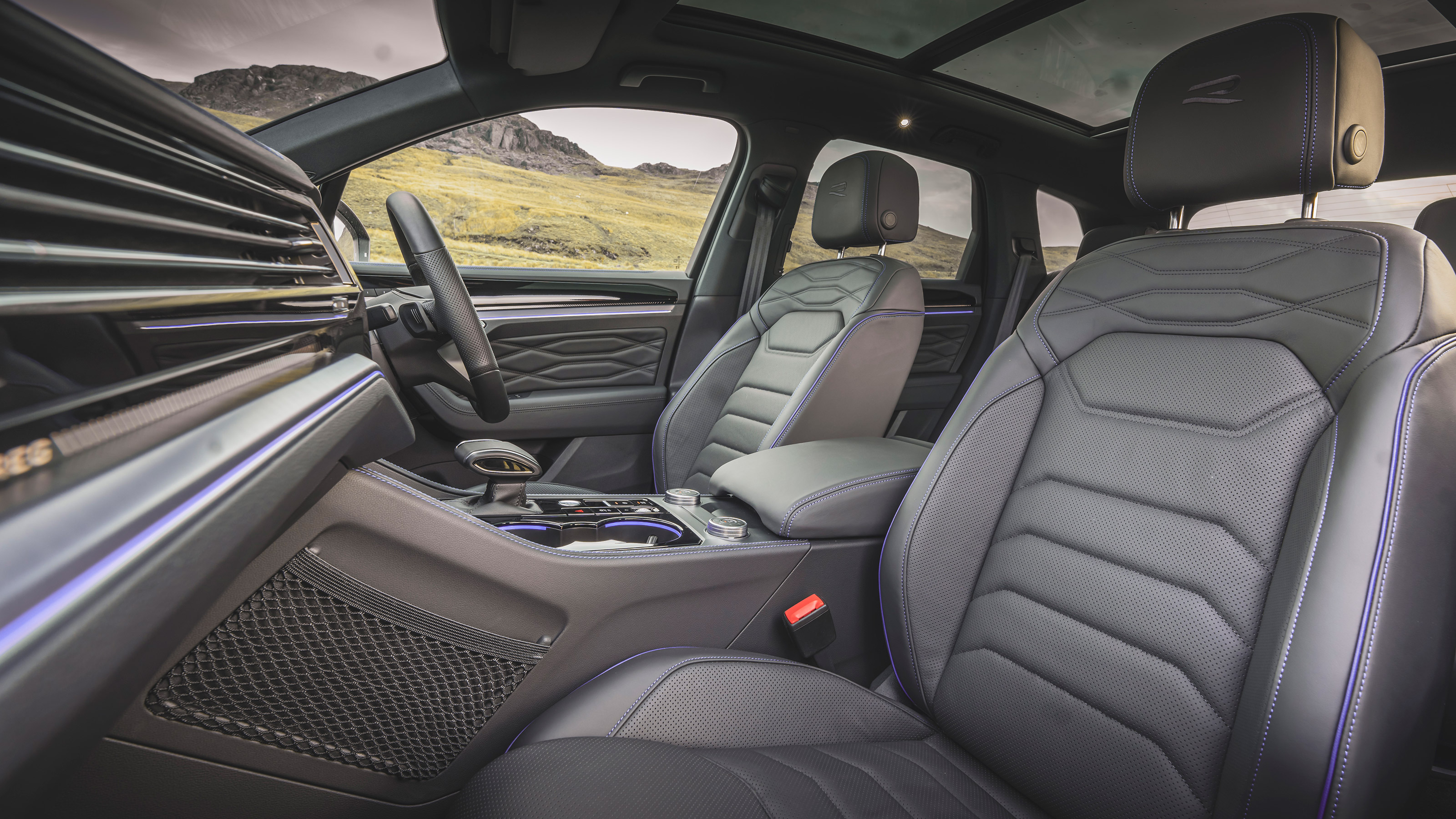 Volkswagen Touareg R - front seats