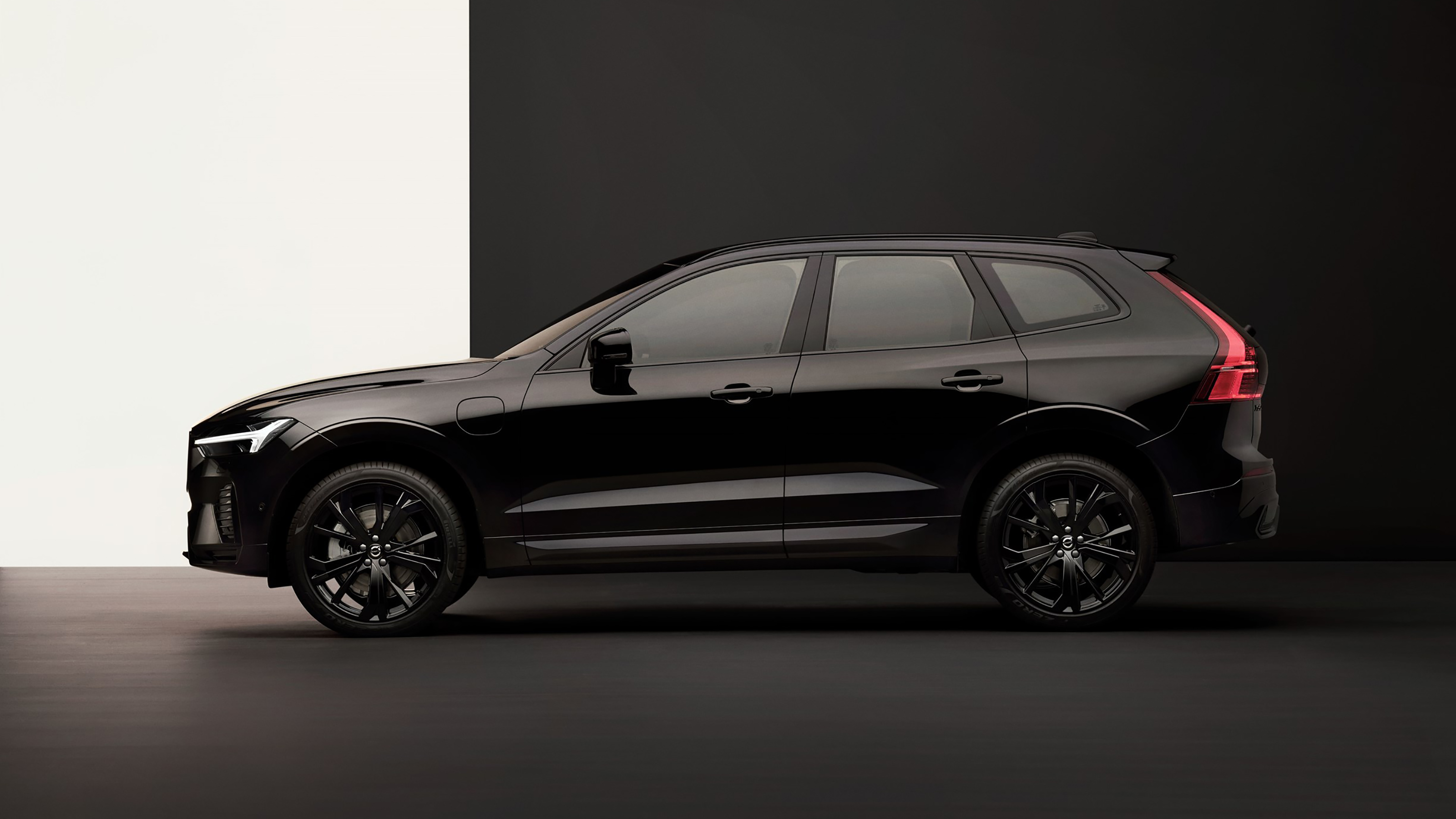 Volvo XC60 Black Edition - side static