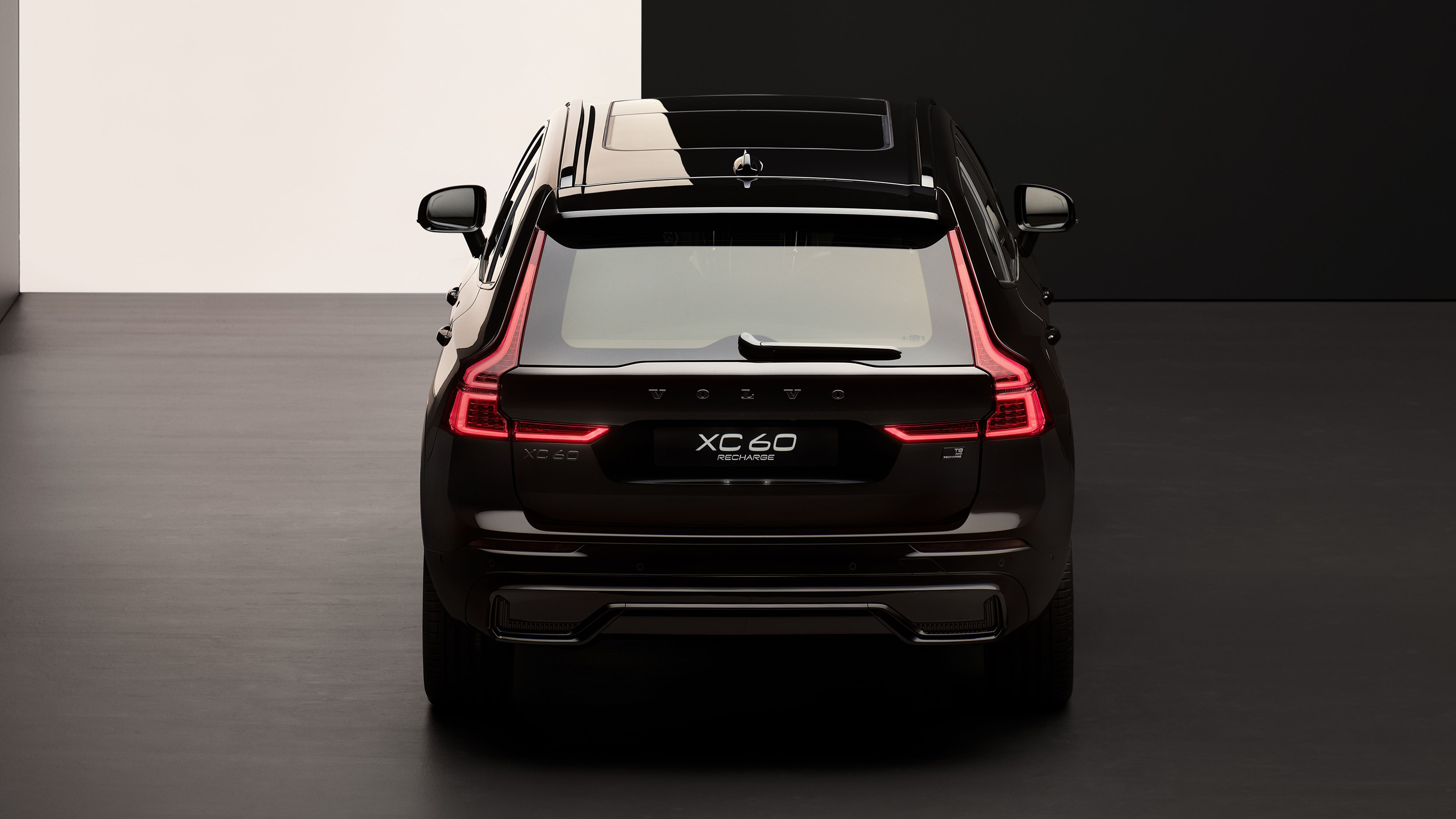 Volvo XC60 Black Edition - rear static