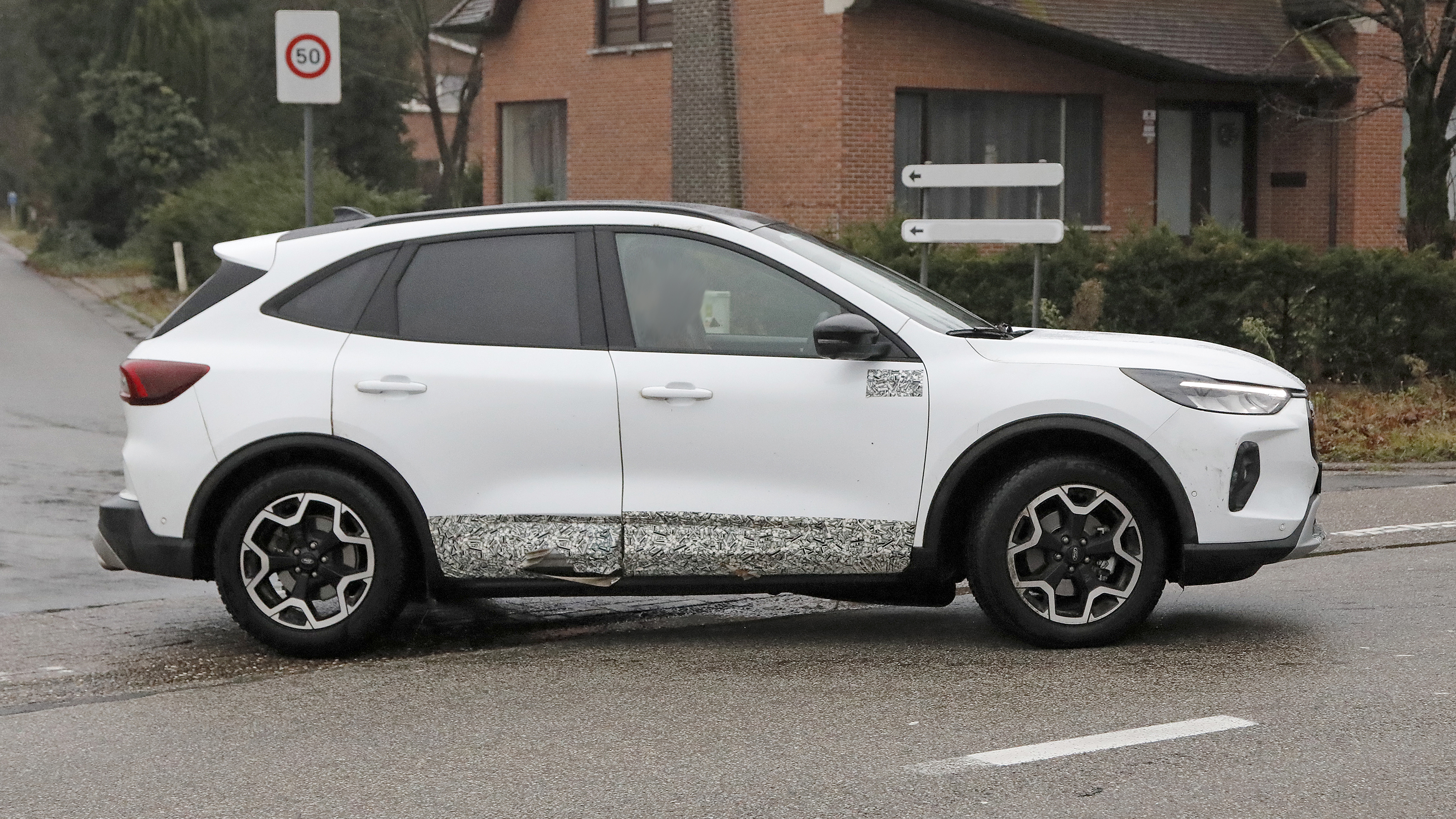 2024 Ford Kuga facelift - side 