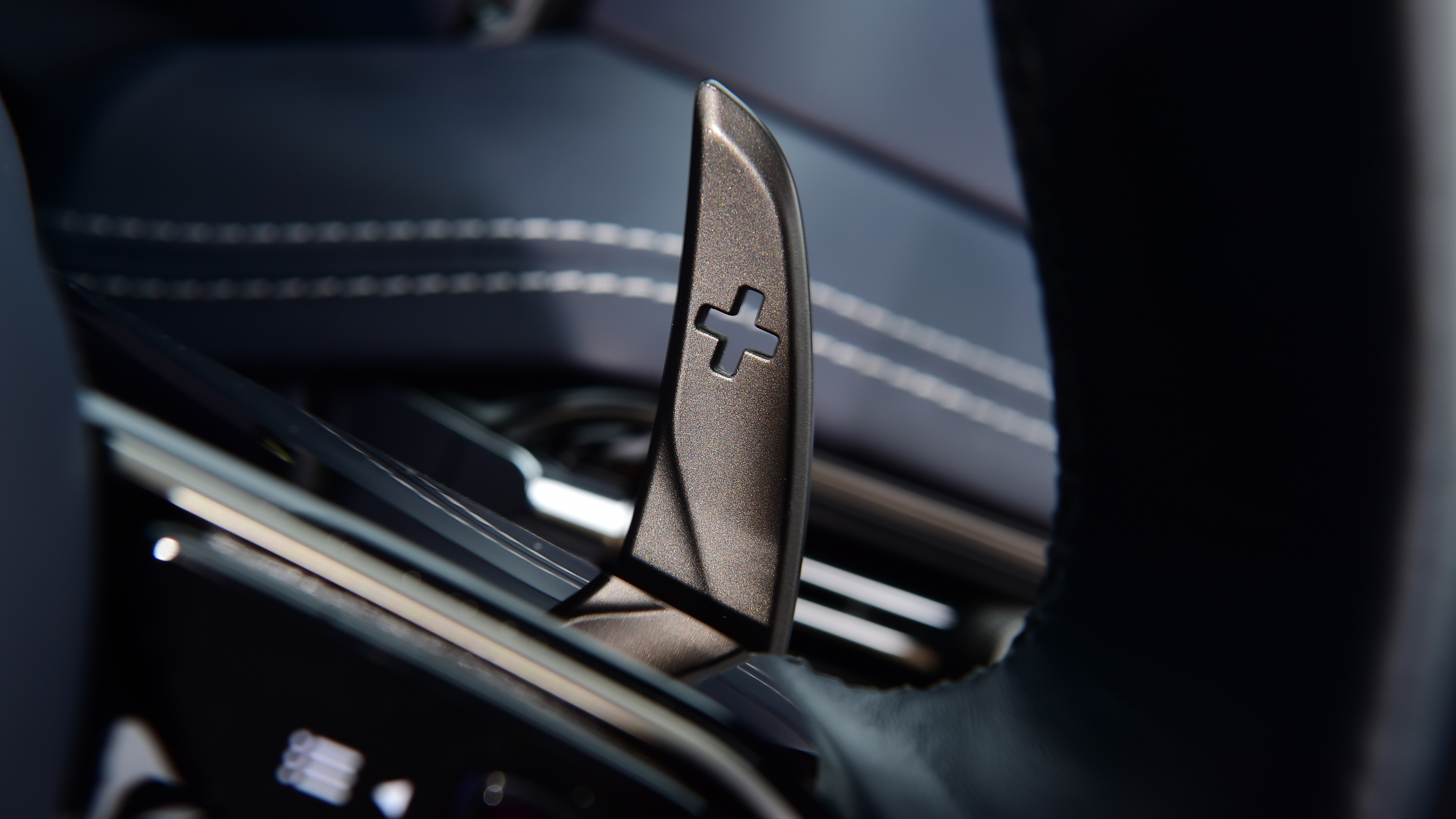 Aston Martin DB12 - gearshift paddle