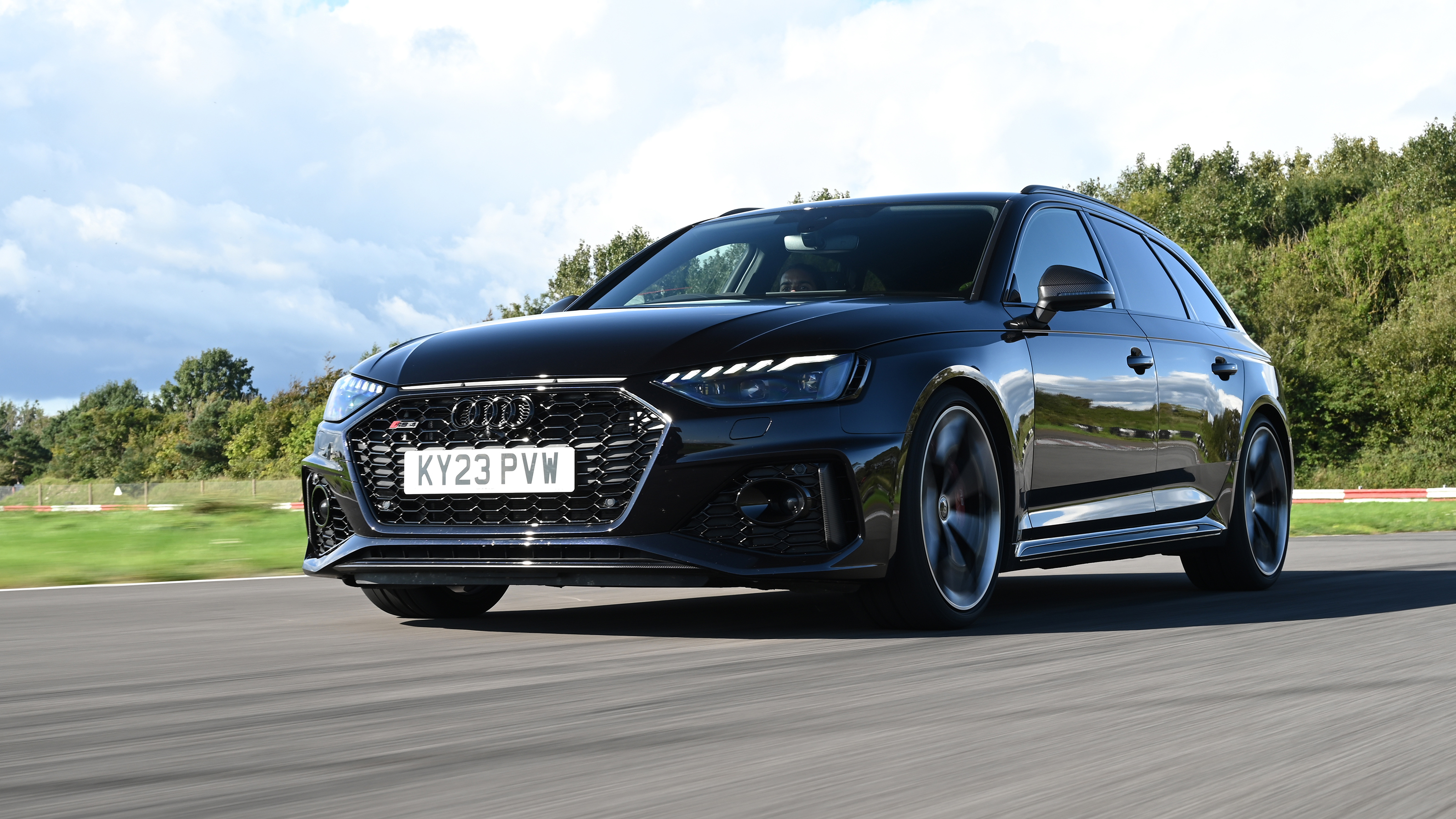 Audi RS 4 Avant vs BMW M3 Touring - Audi front tracking 