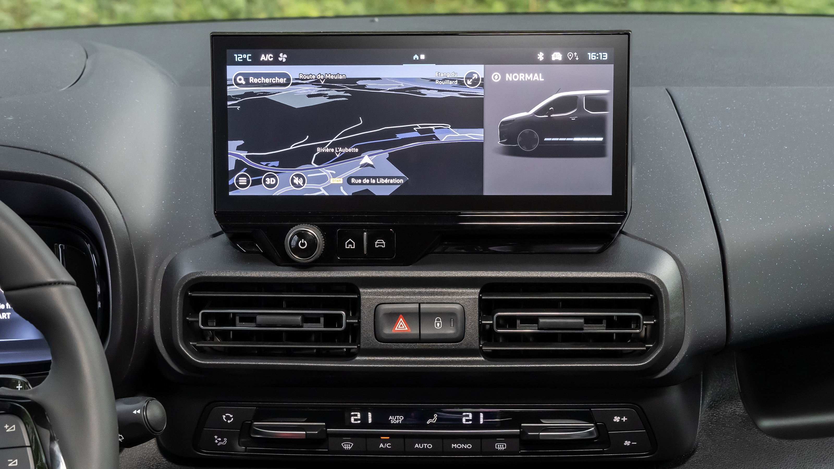 2024 Citroen e-Berlingo - centre console and infotainment screen