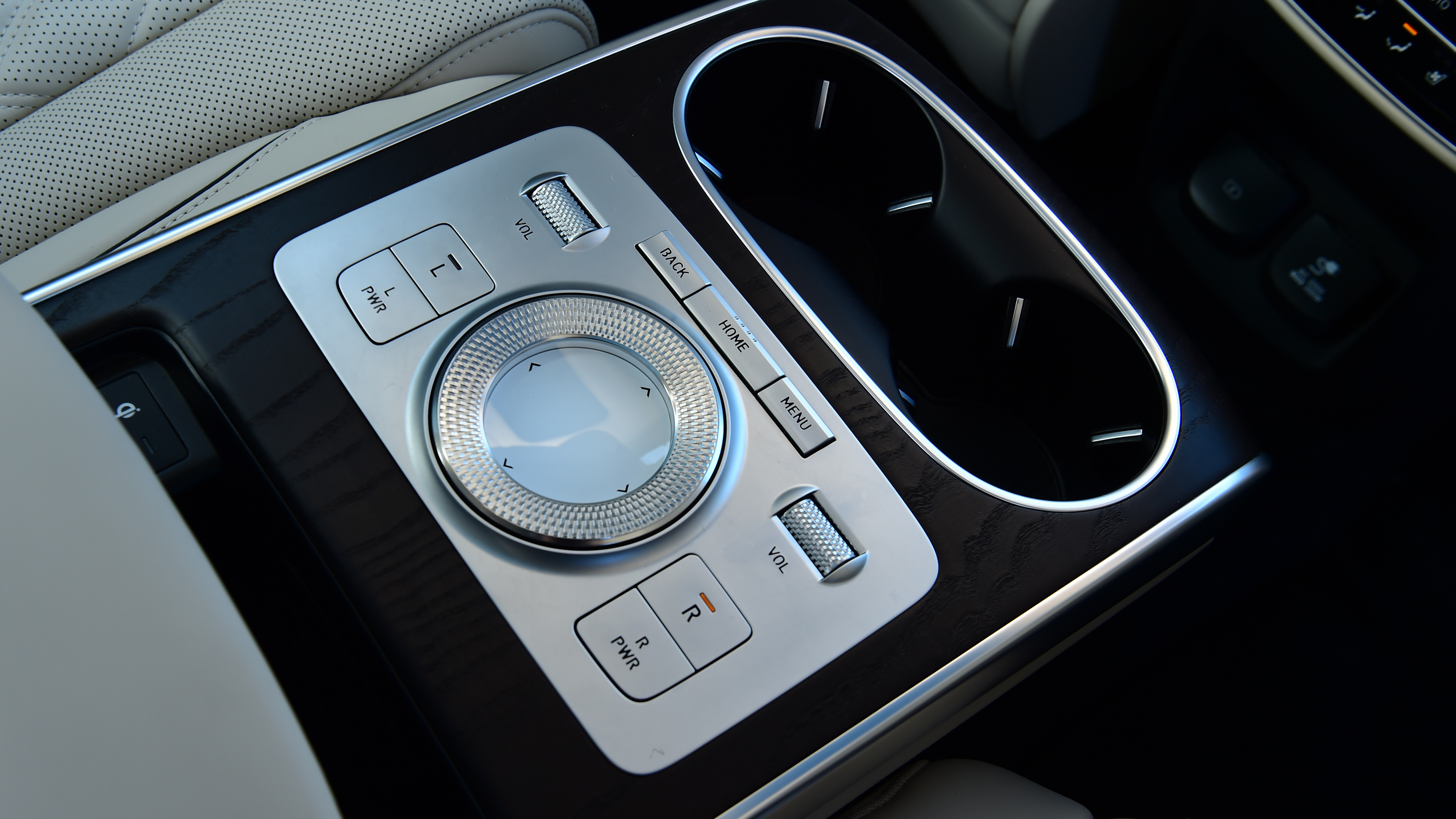 Genesis GV80 - centre armrest controls