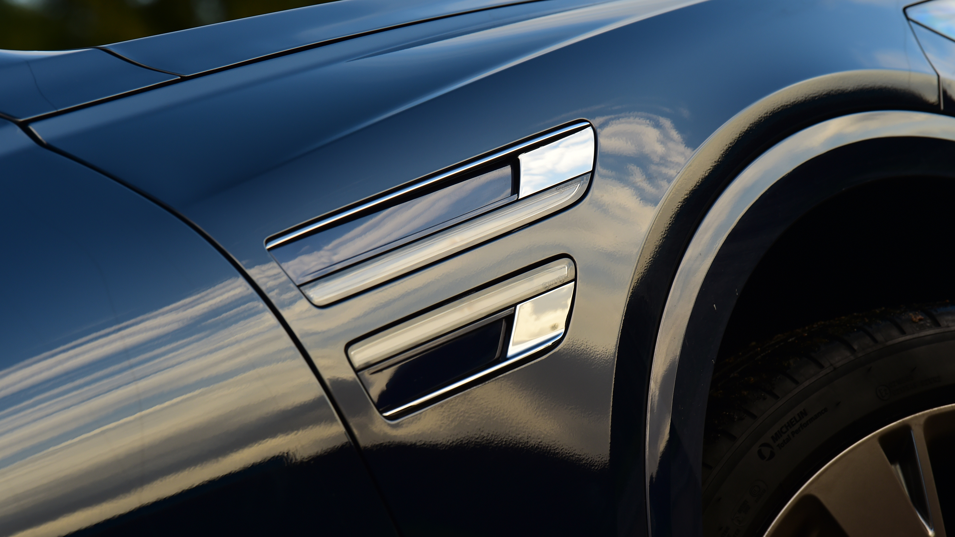 Genesis GV80 - front wing
