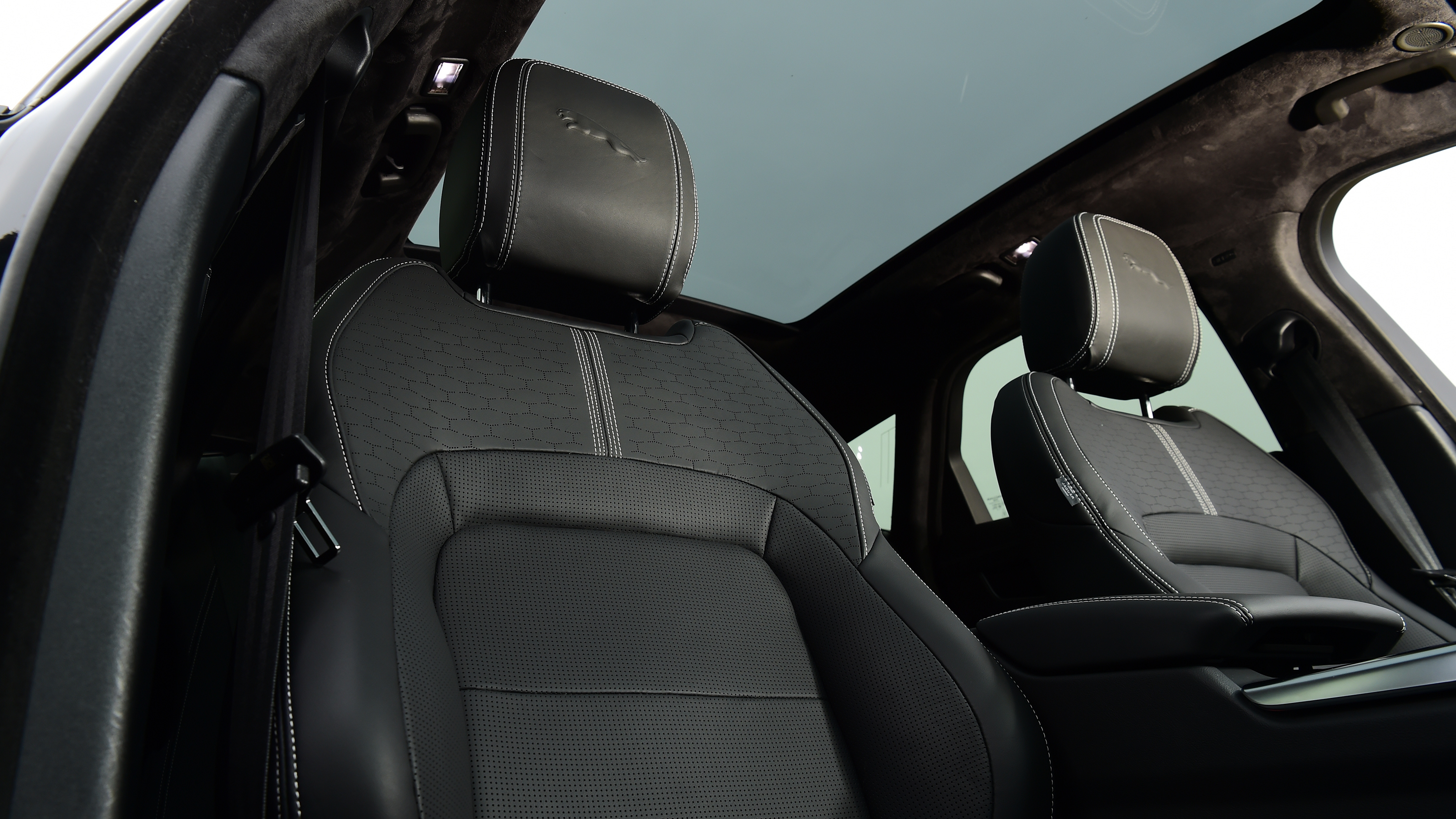 Jaguar XF Sportbrake - front seats