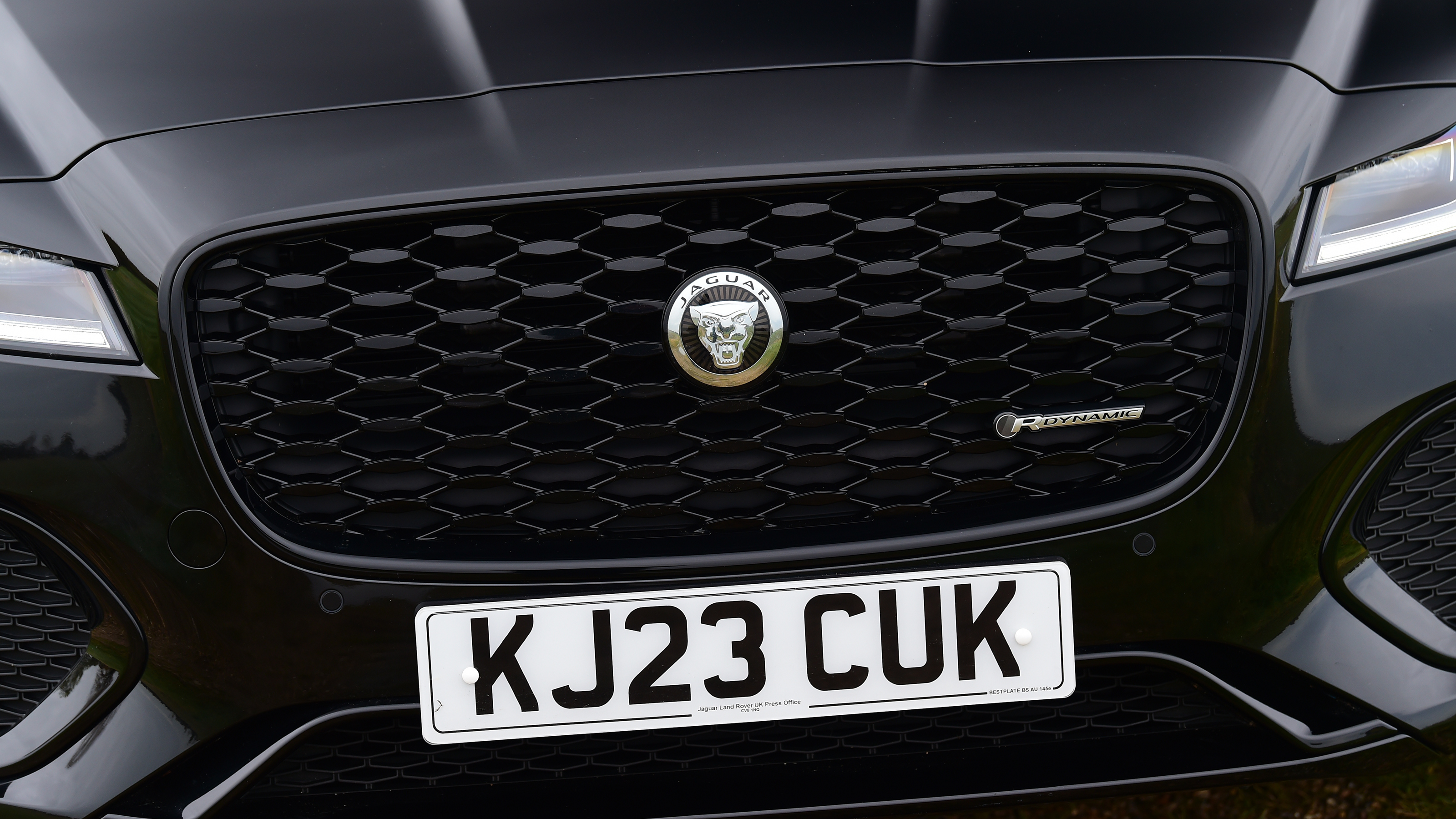 Jaguar XF Sportbrake - front grille