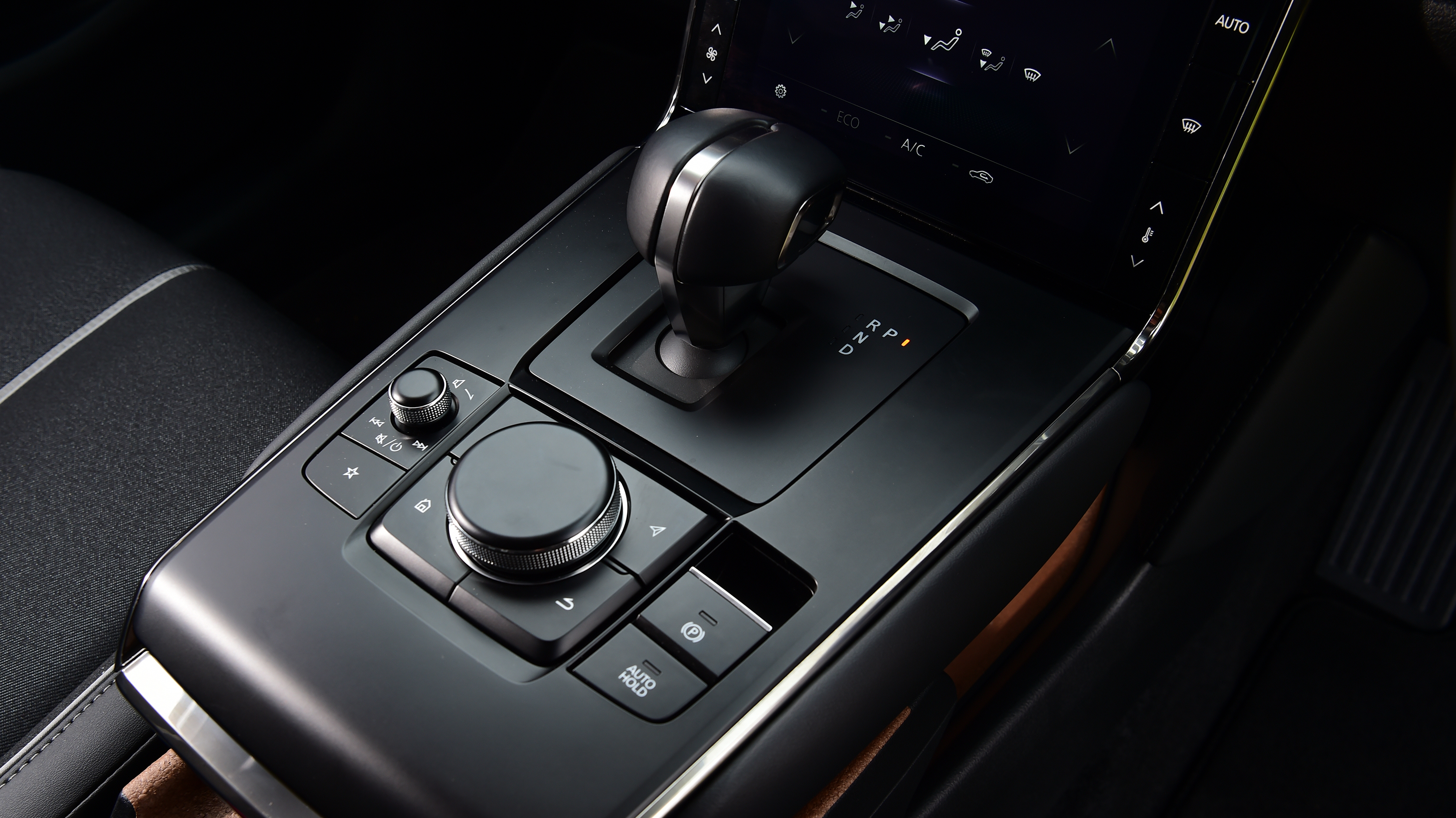  Mazda MX-30 - gear selector and rotary controller