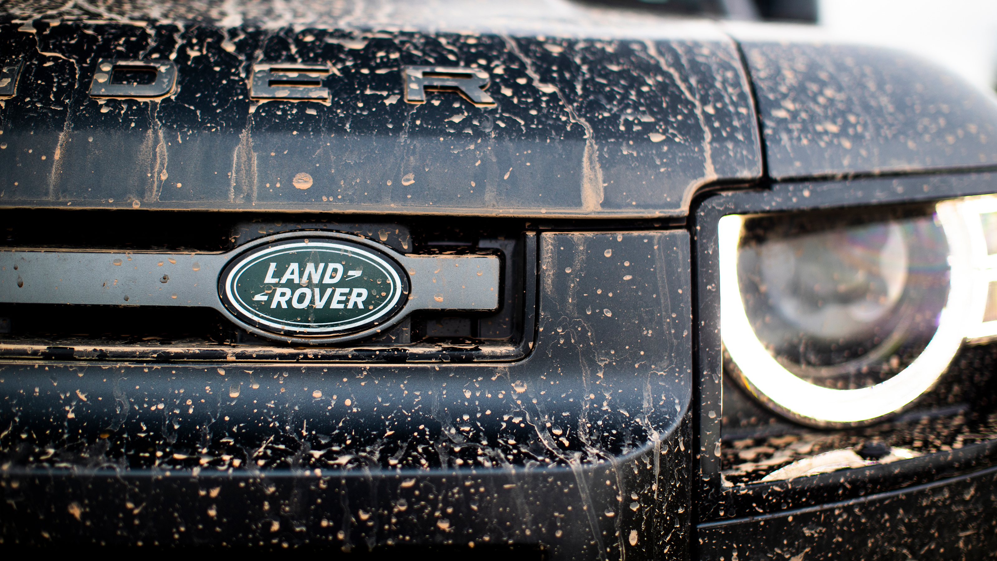 Land Rover Defender 130 P500 AWD - headlight