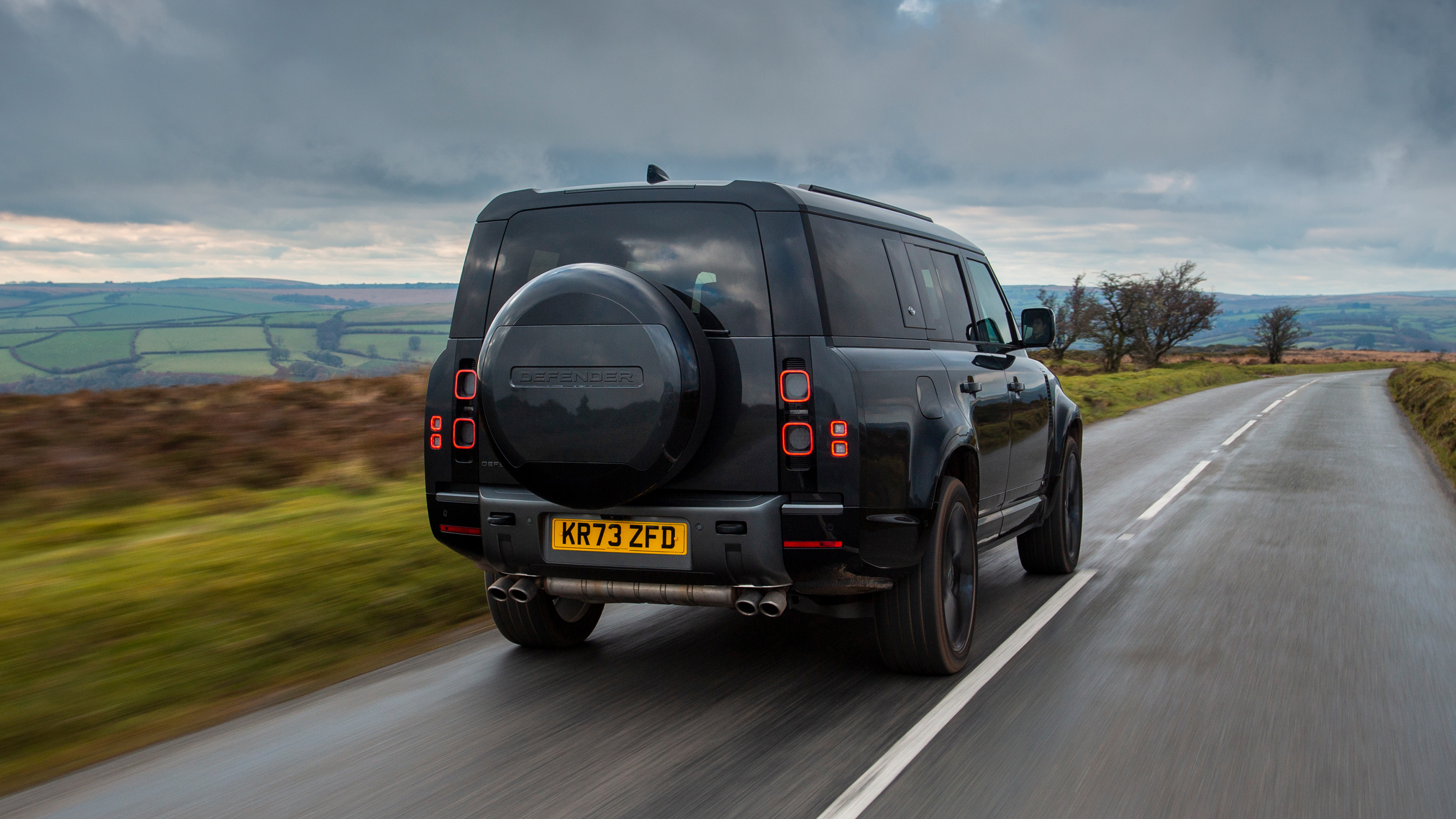 Land Rover Defender 130 P500 AWD - rear tracking