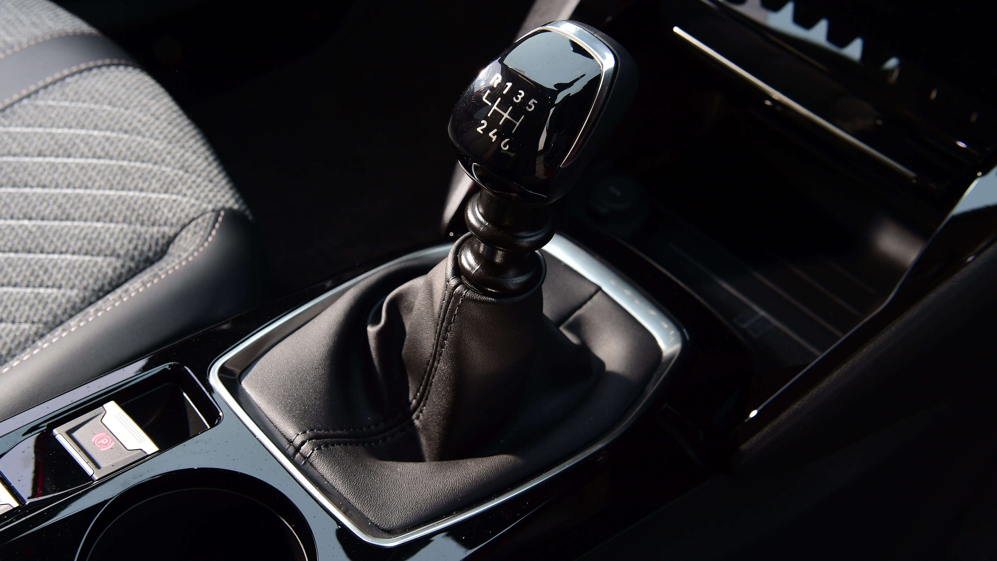 Peugeot 2008 - manual gear lever