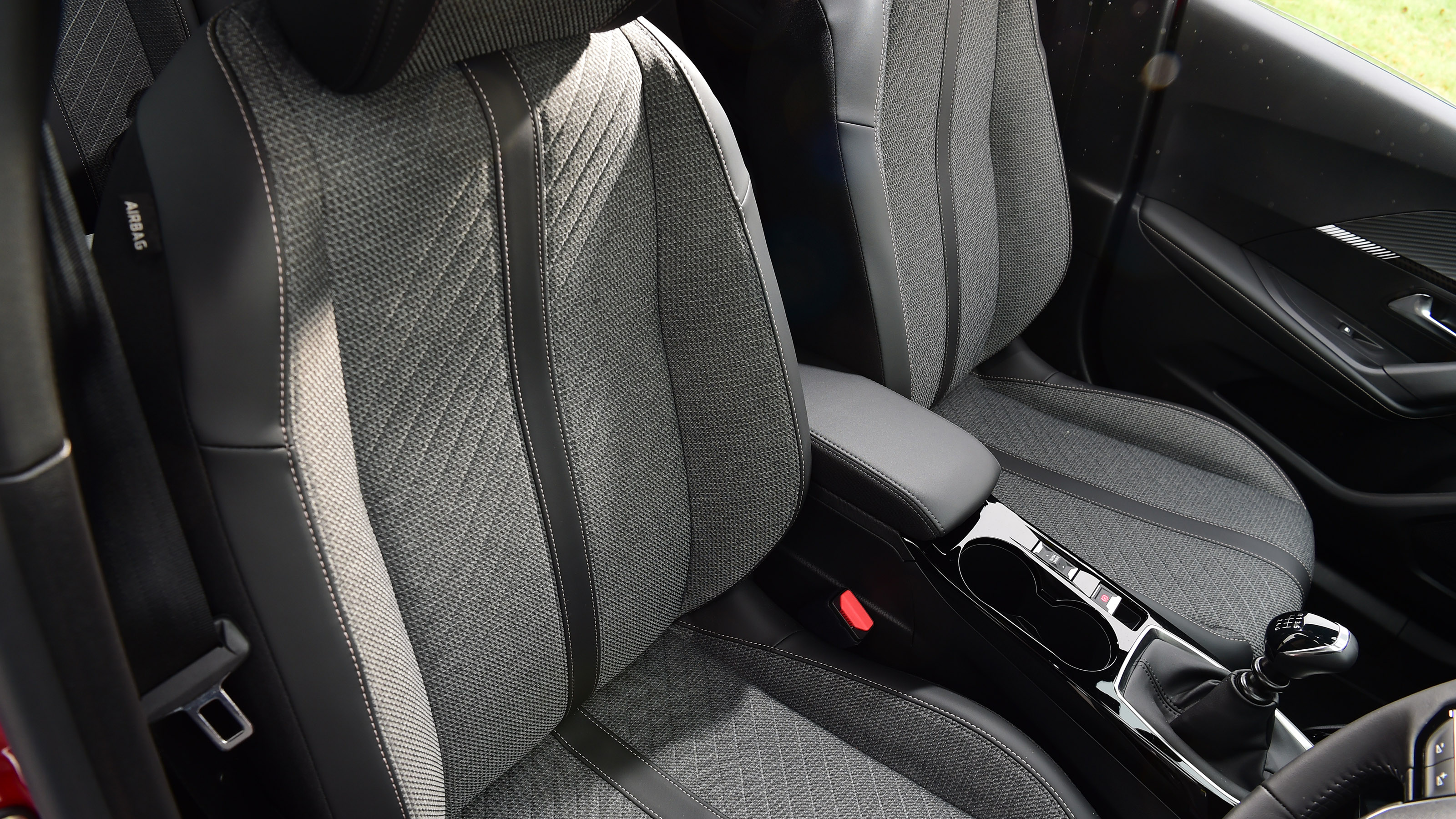 Peugeot 2008 - front seats
