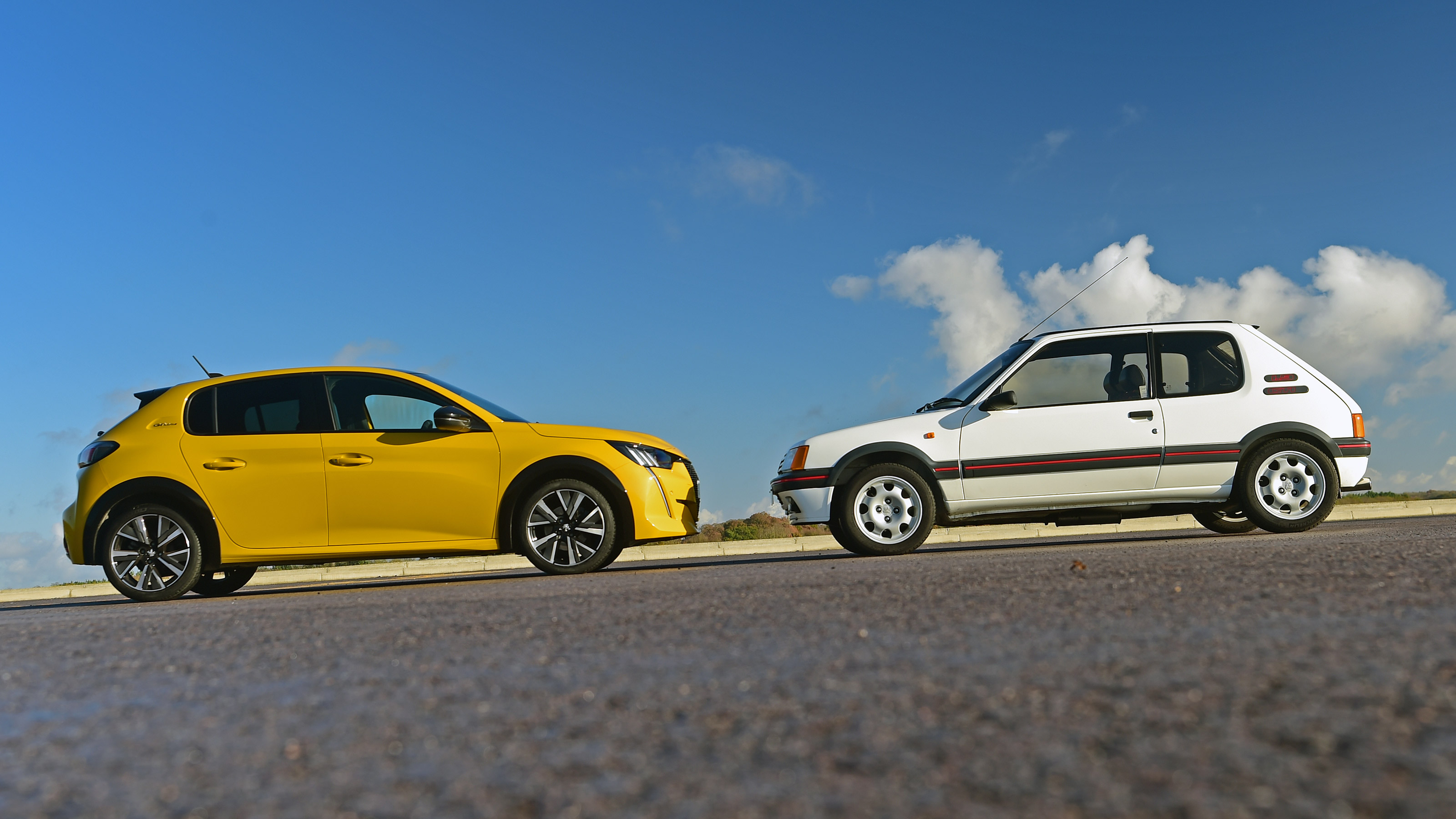 Peugeot 205 GTI vs Peugeot 208 - side