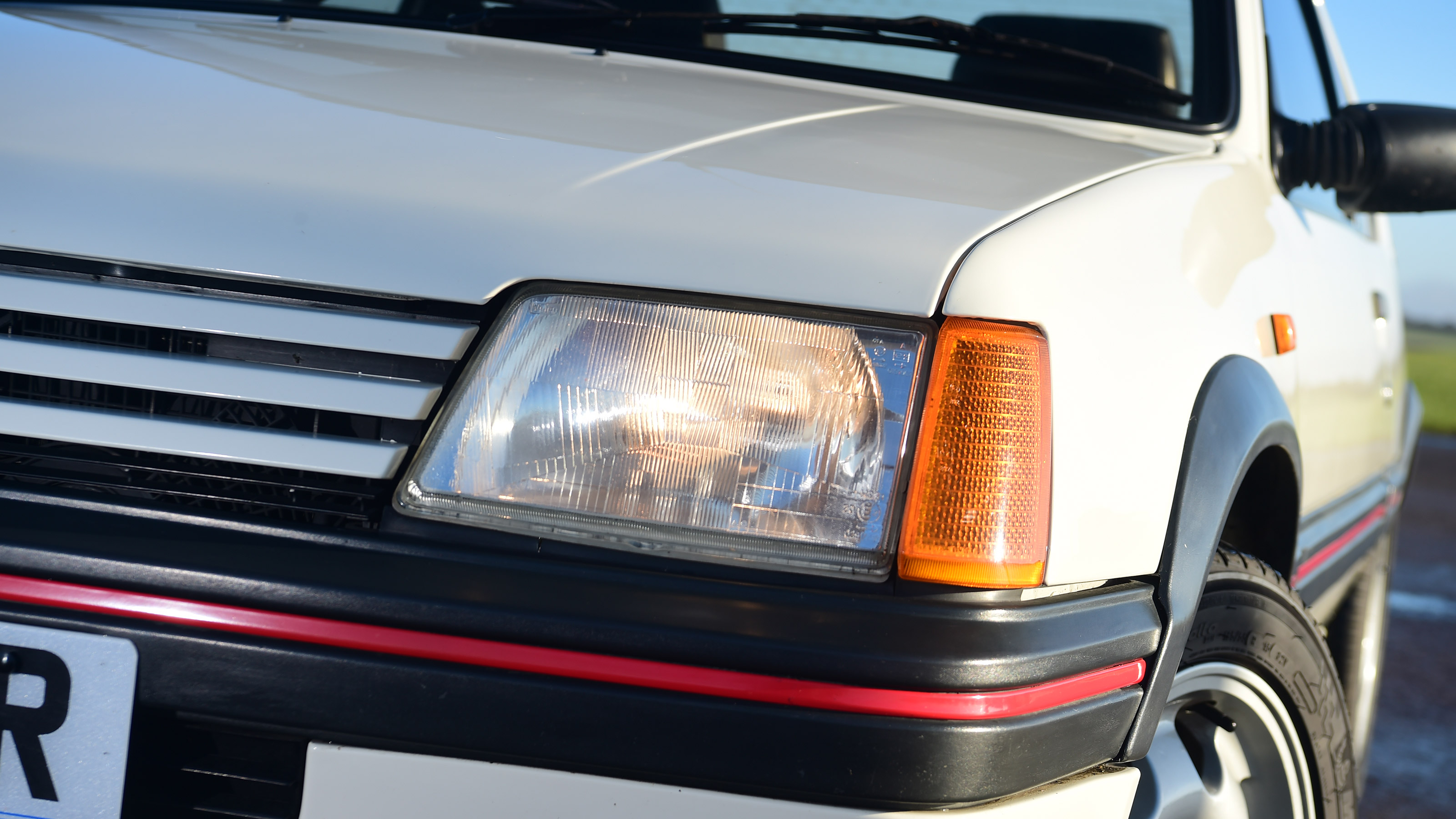 Peugeot 205 GTI - front light