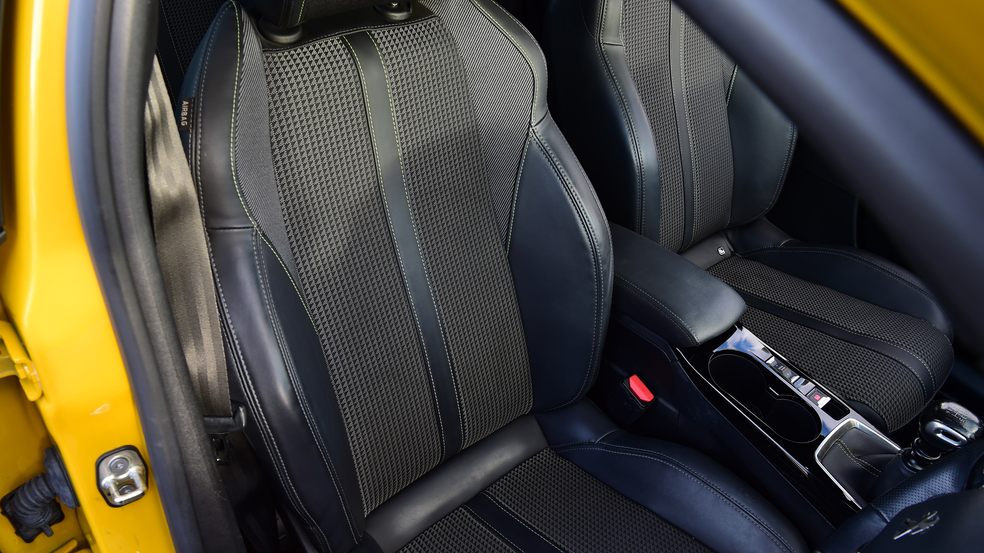 Peugeot 208 - seats