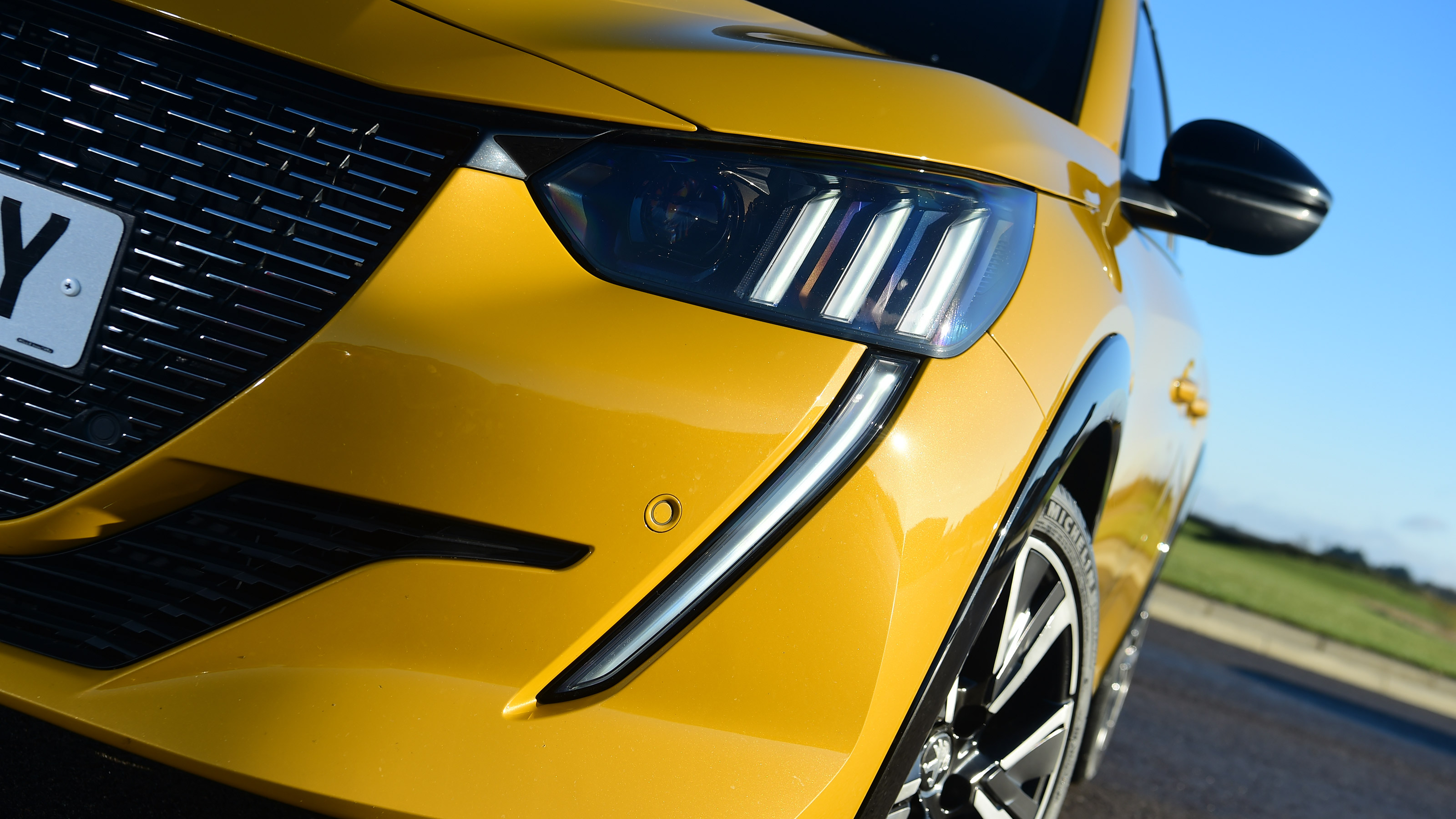 Peugeot 208 - front light