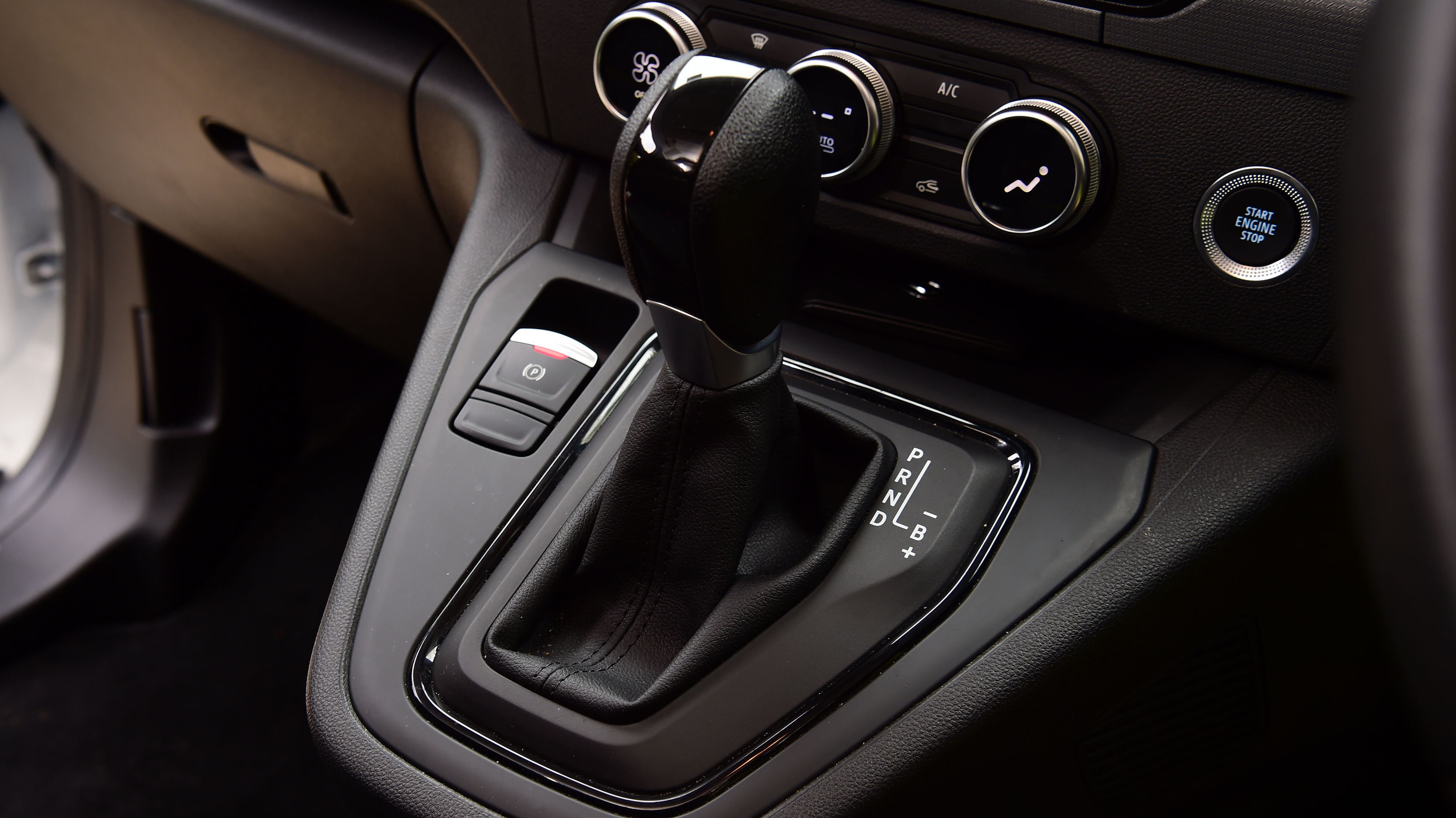 Renault Kangoo E-Tech - gear selector