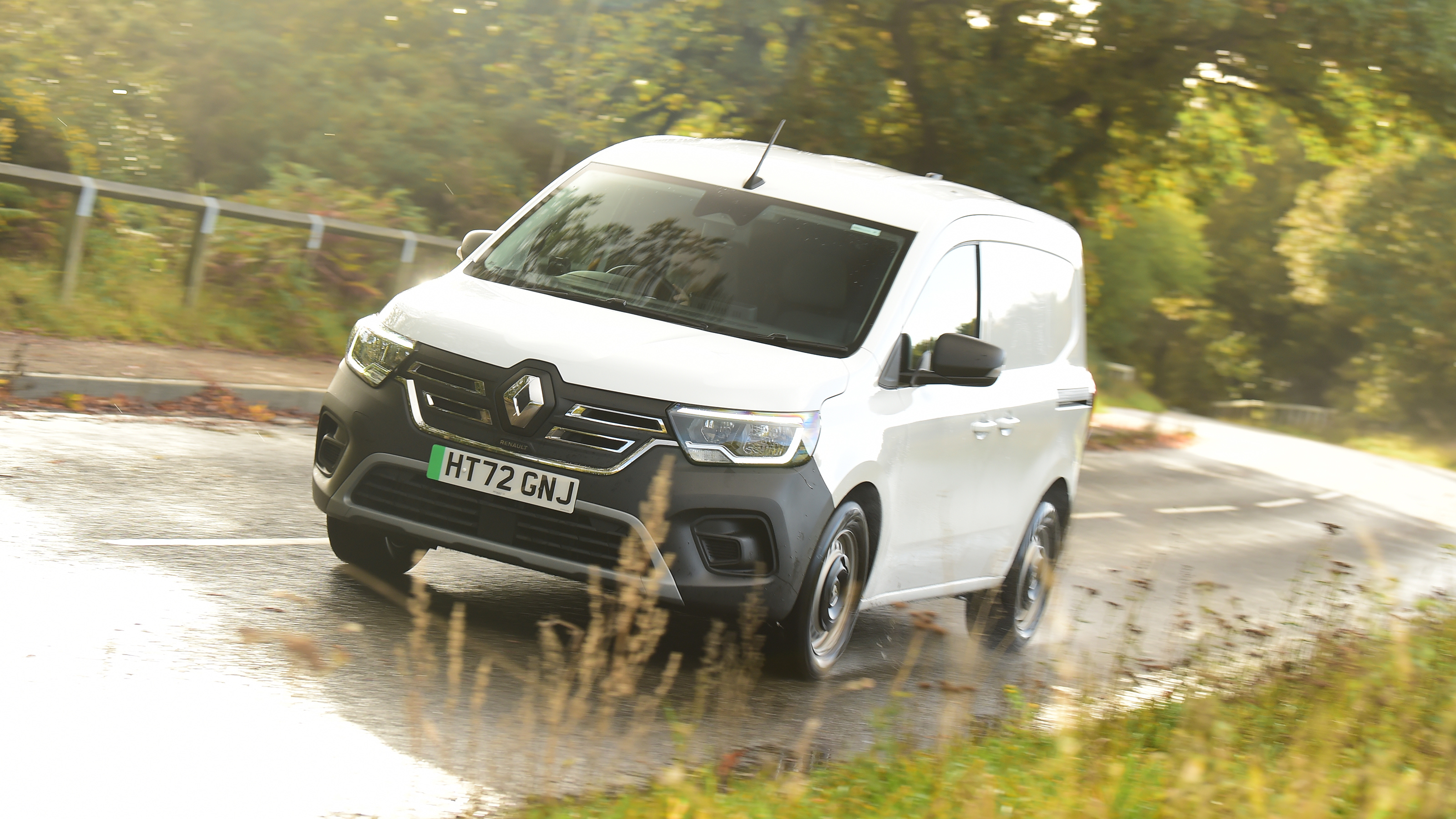 Renault Kangoo E-Tech - front action