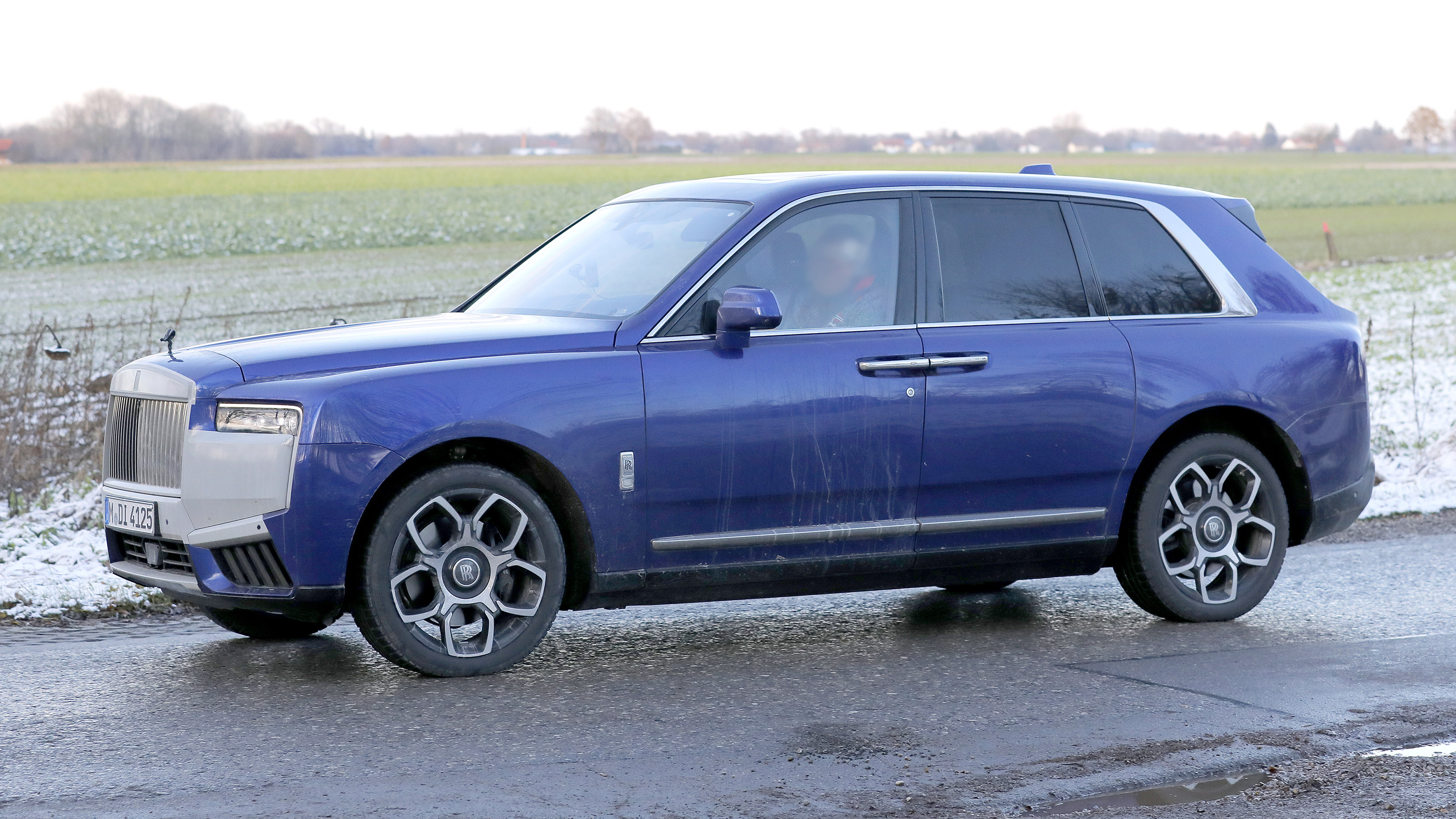 Rolls-Royce Cullinan facelift spyshot 4