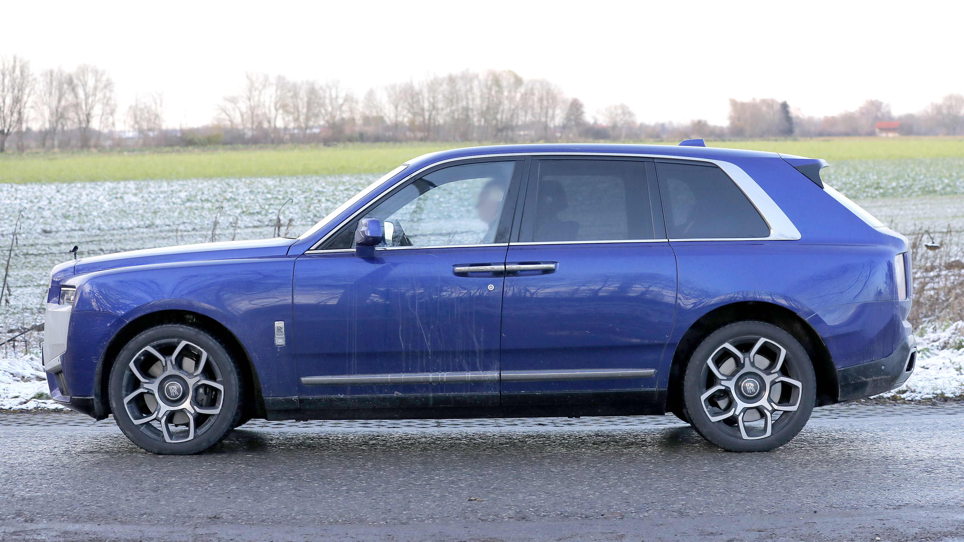Rolls-Royce Cullinan facelift spyshot 5