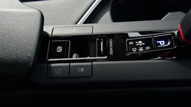 Toyota C-HR - interior