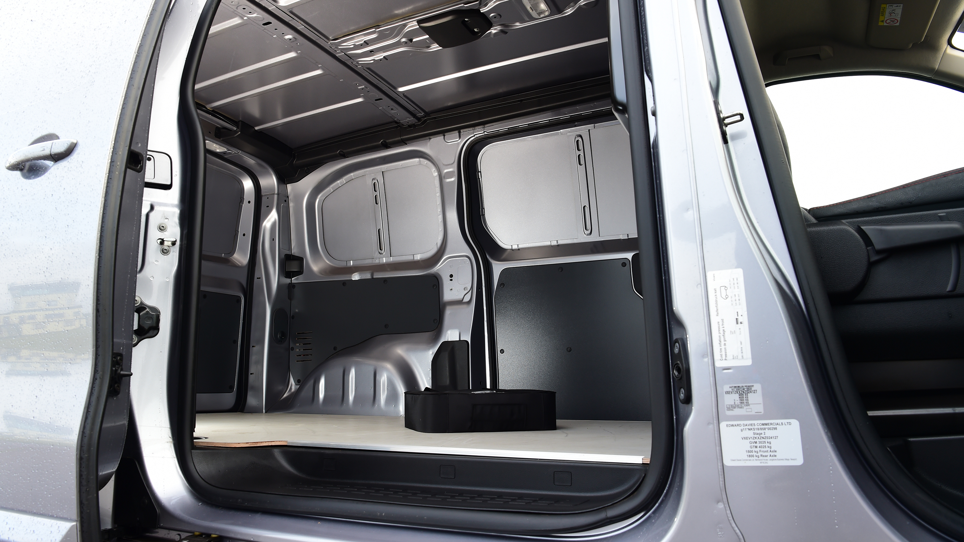 Vauxhall Vivaro - cargo bay