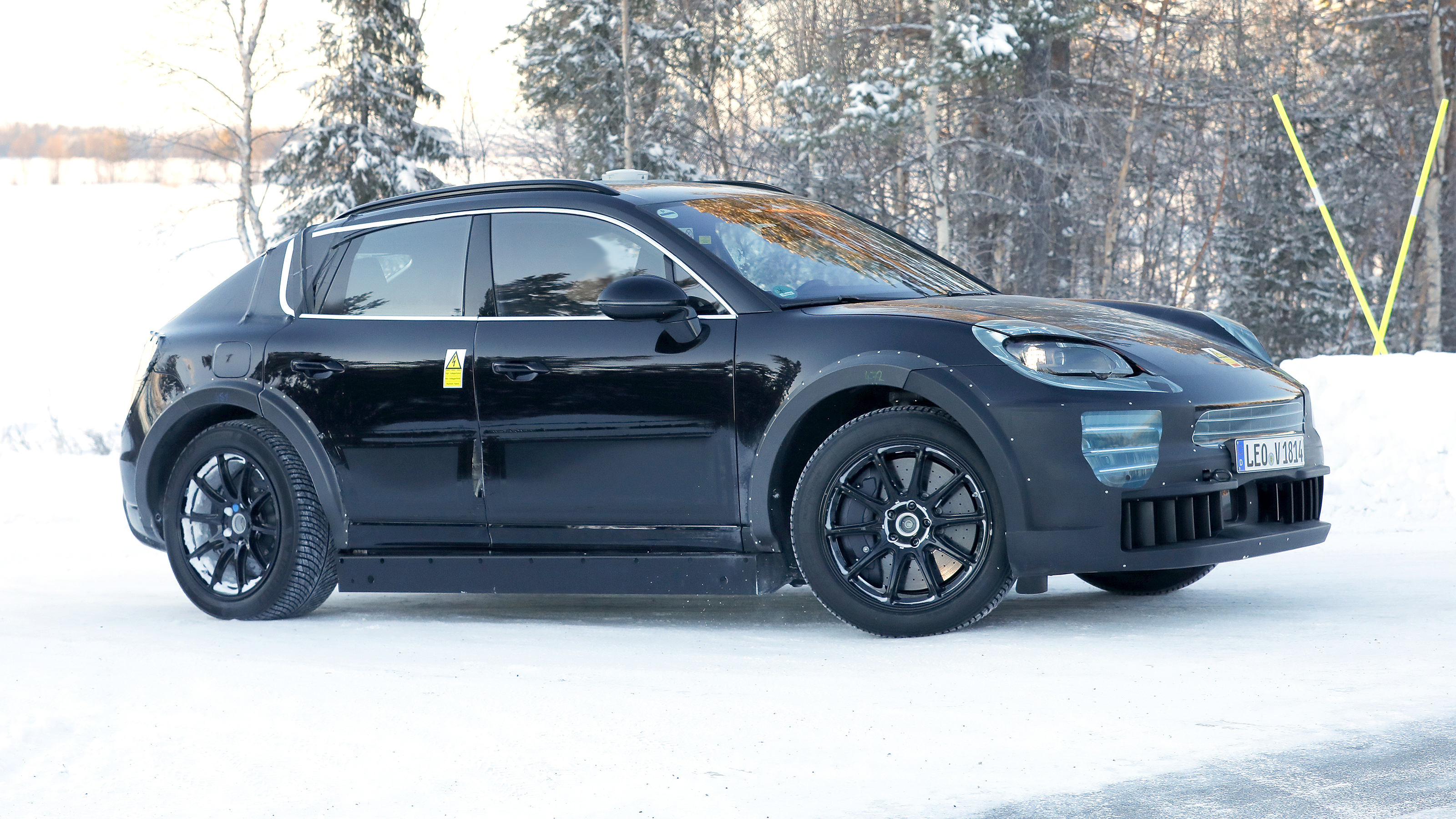 Porsche Cayenne (camouflaged) - front 3/4
