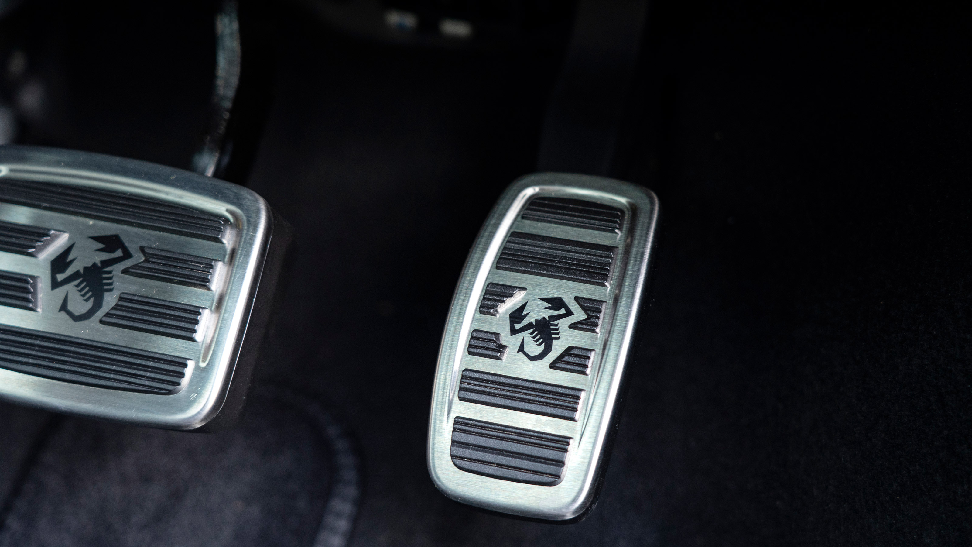 Abarth 500e Convertible - pedals